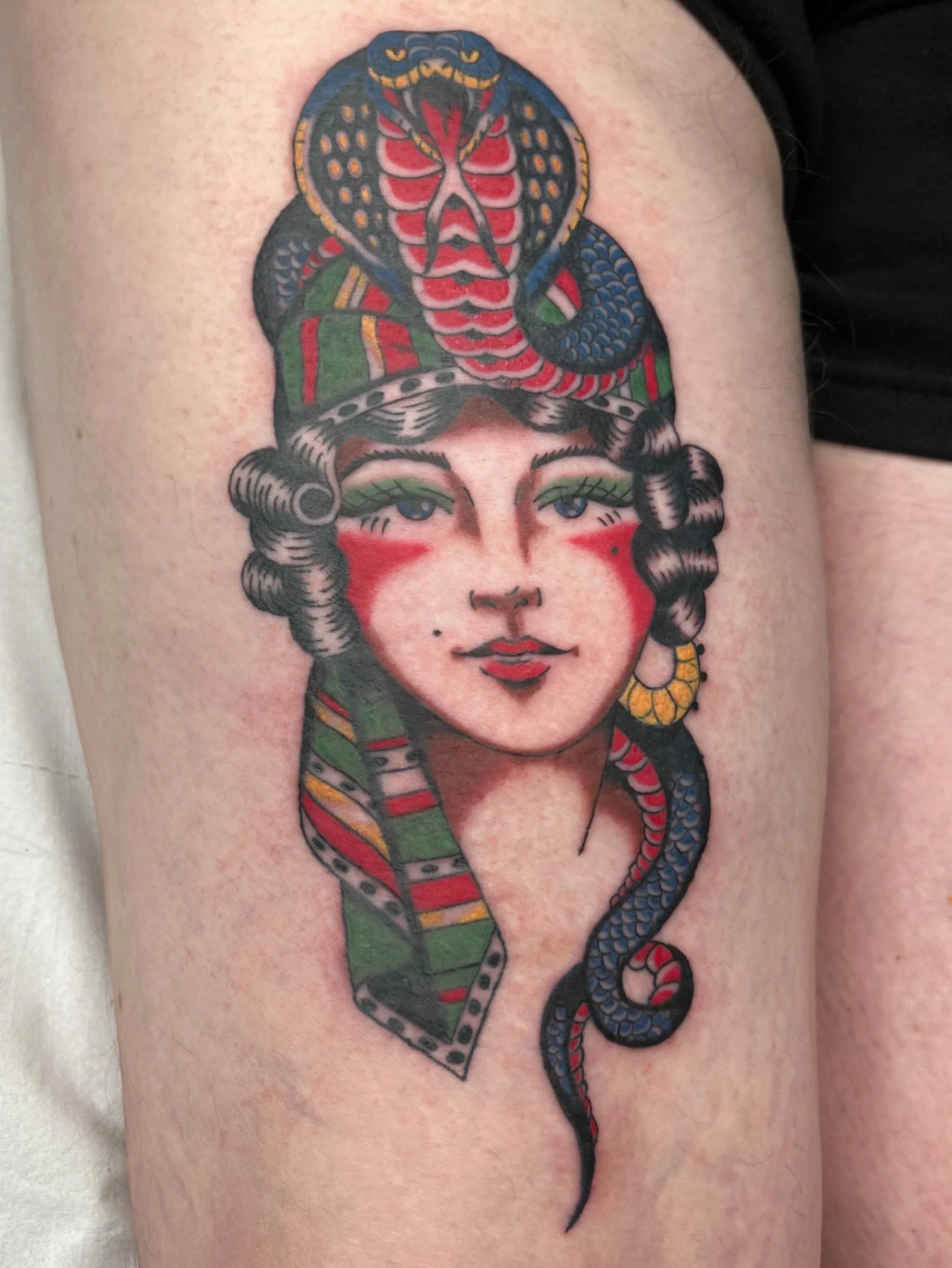 Lady head from my flash, black and lines healed, fresh colour
Thanks again Peter!