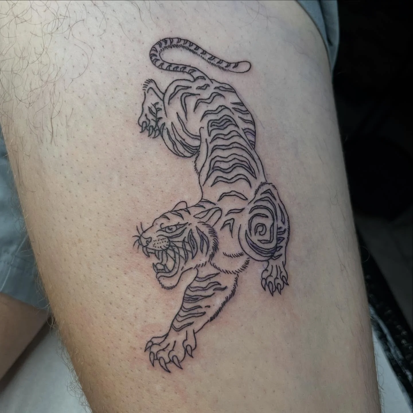 Happy new year folks!!! I have plenty of availability throughout Jan/ Feb, so get in touch if you&rsquo;d like to grab a spot!
Designs are always available just as linework if that&rsquo;s your kinda thing ❣️