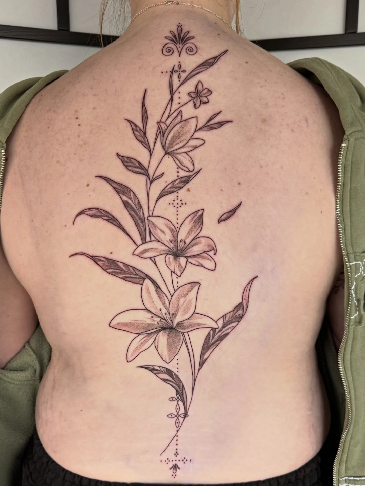 Bloody LOVE a floral spine piece 😍😍

&bull;&bull;&bull;&bull;&bull;&bull;&bull;&bull;&bull;&bull;&bull;&bull;&bull;&bull;&bull;&bull;&bull;&bull;&bull;&bull;
#manchestertattoo #finelinetattoo #spinetattoo #floraltattoo #urmston