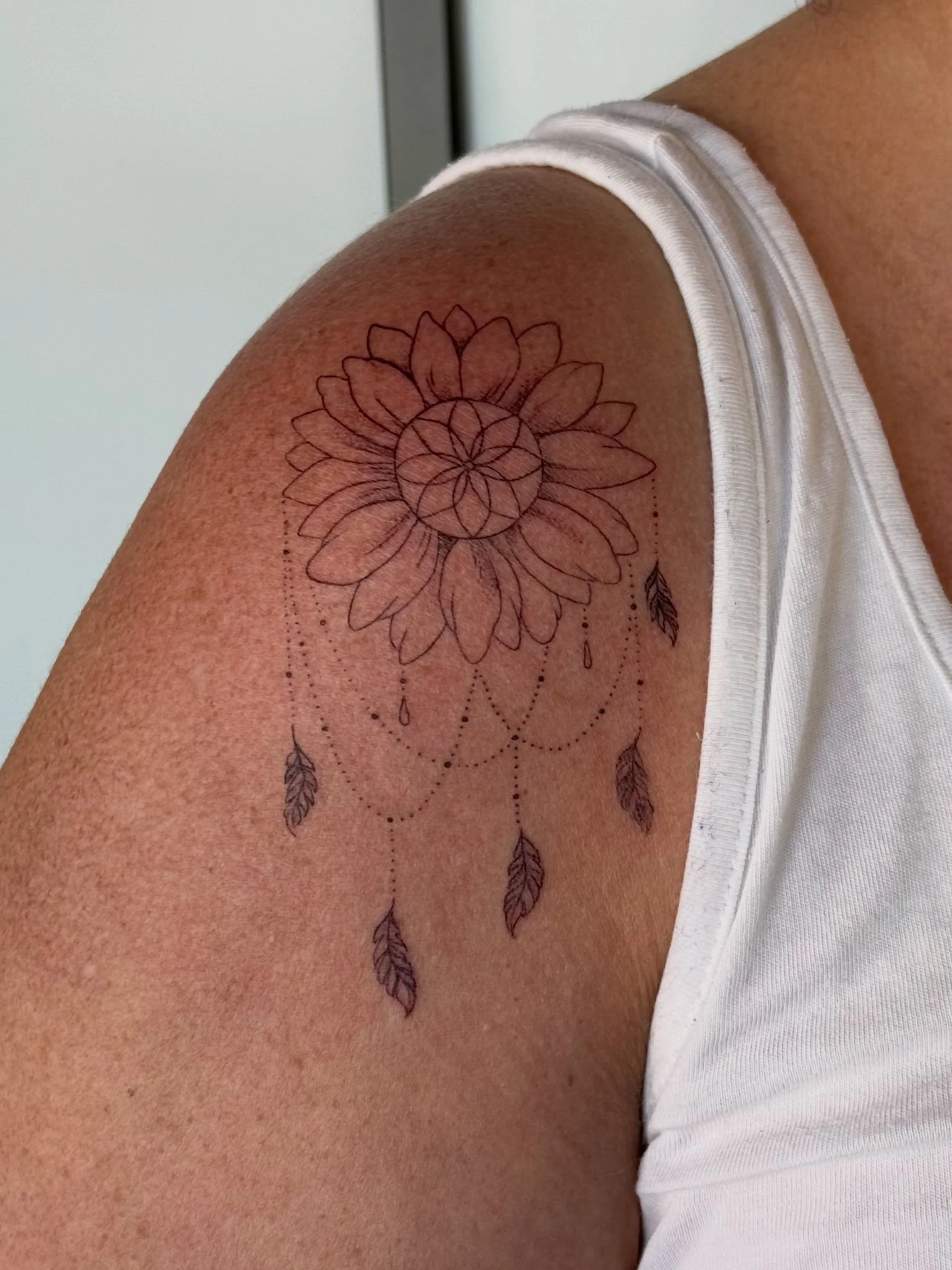 Shoulder sunflower dreamcatcher made a couple weeks back! Thanks so much 😍

&bull;&bull;&bull;&bull;&bull;&bull;&bull;&bull;&bull;&bull;&bull;&bull;&bull;&bull;&bull;&bull;&bull;&bull;&bull;&bull;&bull;

#manchestertattoo #finelinetattoo #sunflower 