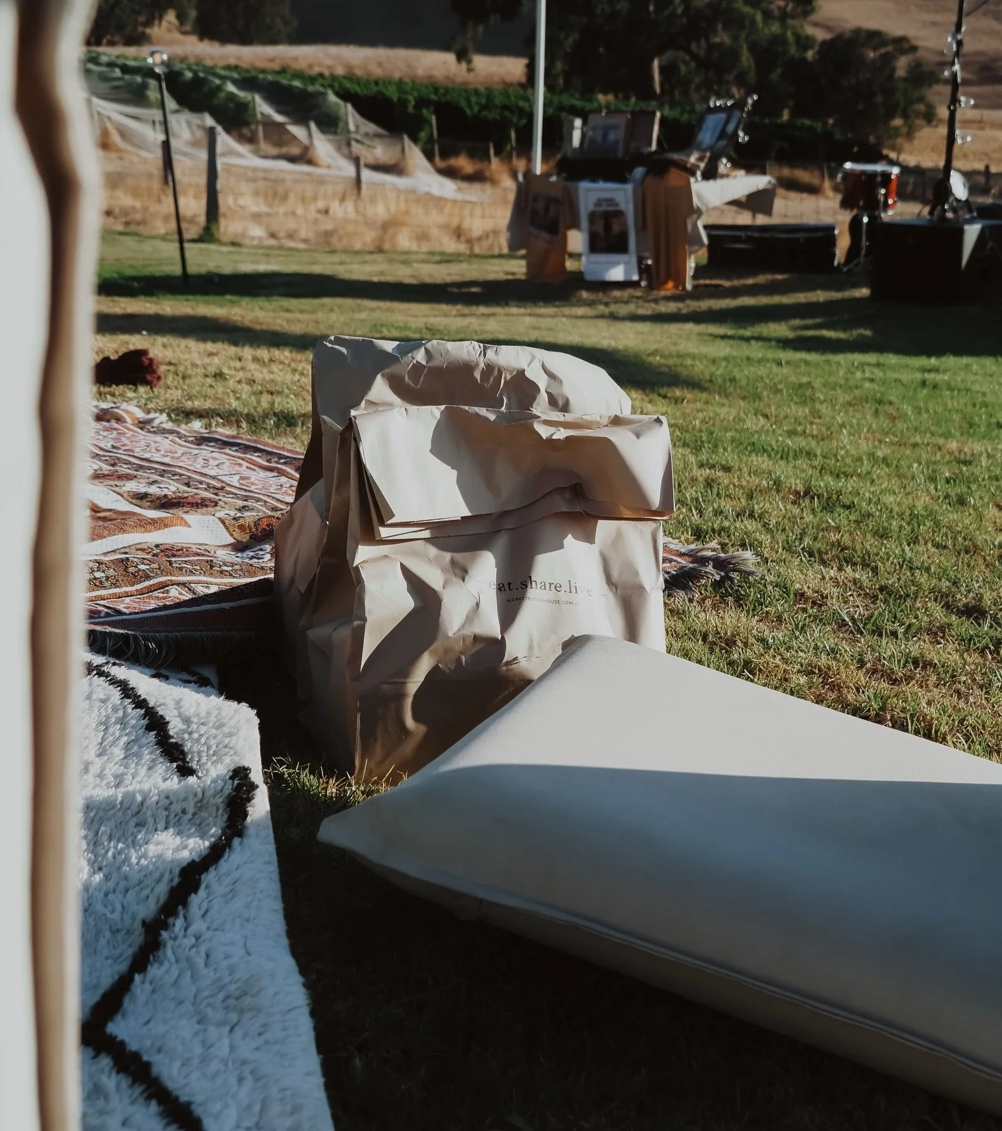 Picnic dinner + live tunes 🍴✨⁠
⁠
Coming to the @rileypearcemusic concert on Feb 14? Why not grab a @marketeatinghouse family pack for dinner on your way out? Delicious, easy, and the perfect addition to live music and a dreamy sunset over the valley