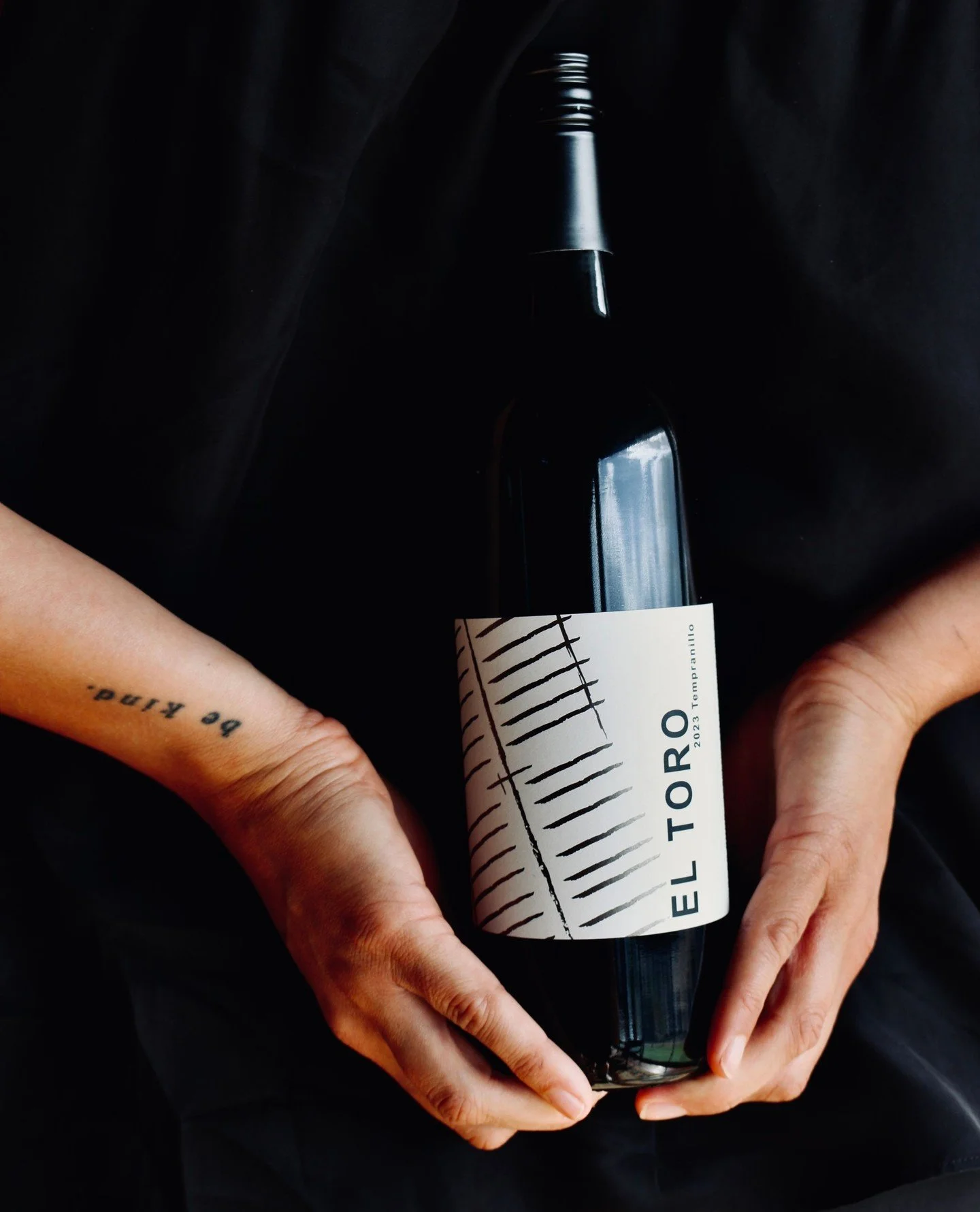 T E M P R A N I L L O ⁠
⁠
Spain's signature red grape, known as the "little early one" (temprano) for its early ripening, producing deeply coloured, medium-bodied wines with flavours of cherry, plum, leather, tobacco, and vanilla. ⁠
⁠
We pr