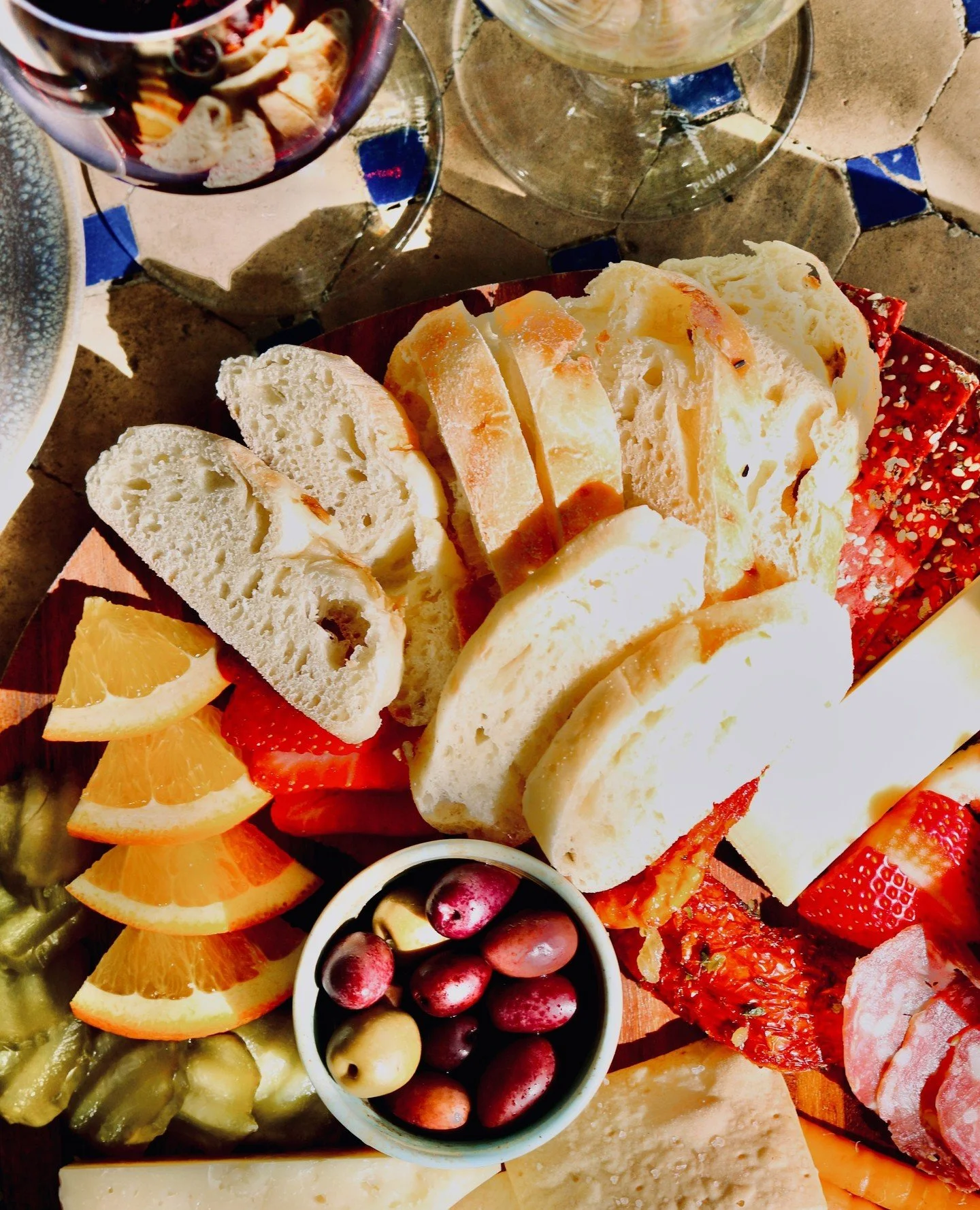 Everything tastes better in the sunshine ☀️⁠
⁠
Come enjoy a selection of fresh, local produce, the perfect pairing alongside your favourite wine 🍷⁠
⁠
.⁠
.⁠
.⁠
.⁠
.⁠
#greendoorwines #fergusonvalley #discoverfergusonvalley #bungeo #bunburygeographe #w