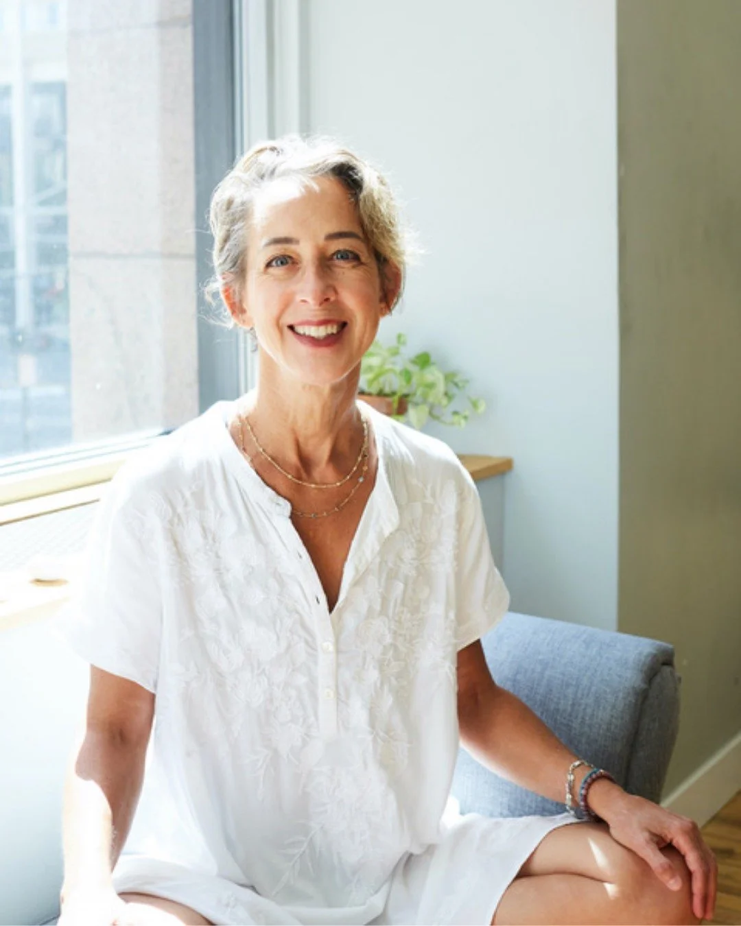 We're excited to welcome @jesrosenbergyoga  to PALM + PINE for three powerful workshops from January 9th - 12th!

She is an incredible yoga educator, product designer, and artist in MN! Across three unique experiences, Jes blends mediation, breathwor