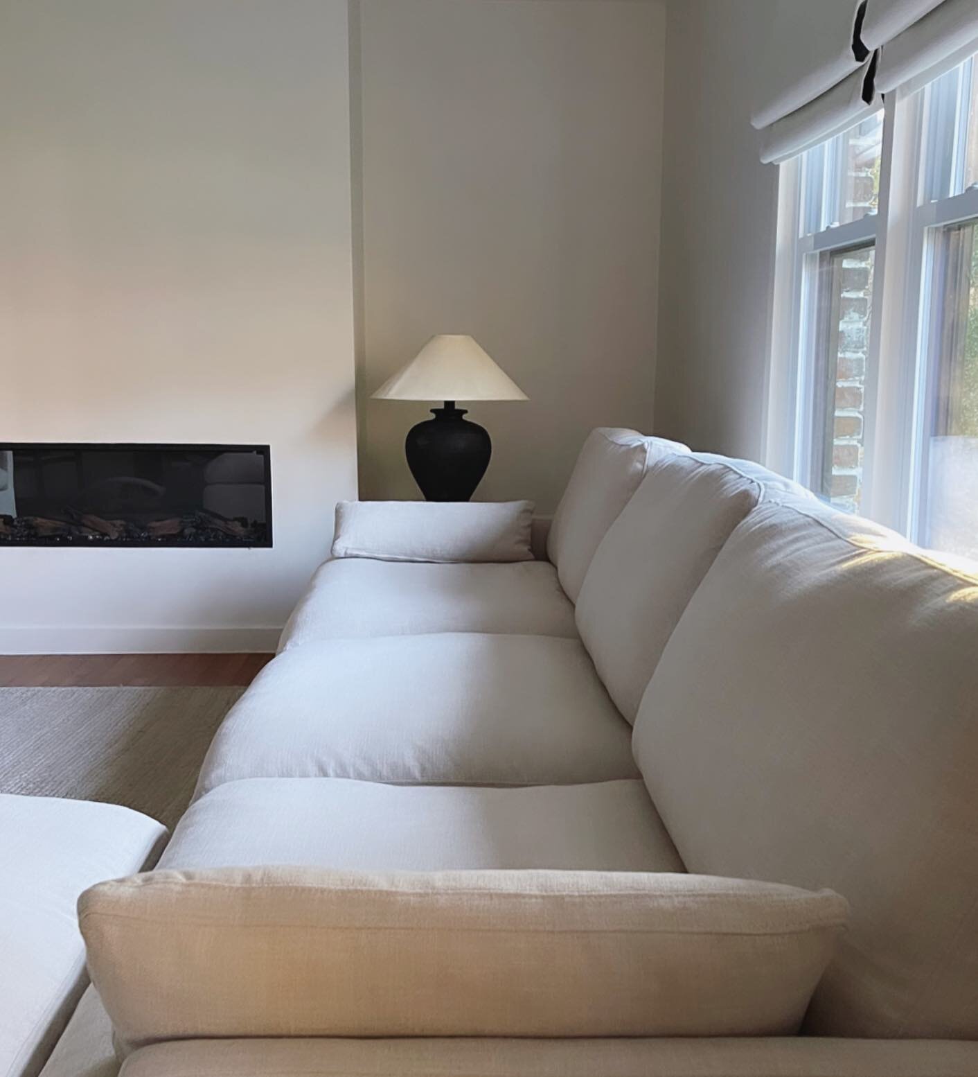*sofa reveal* Good morning&hellip;.today it&rsquo;s pretty loud outside. We are getting our roof replaced. It had so much weather damage over the years so it was something that needed to be done. Progress in the livingroom has been slow, this week, o