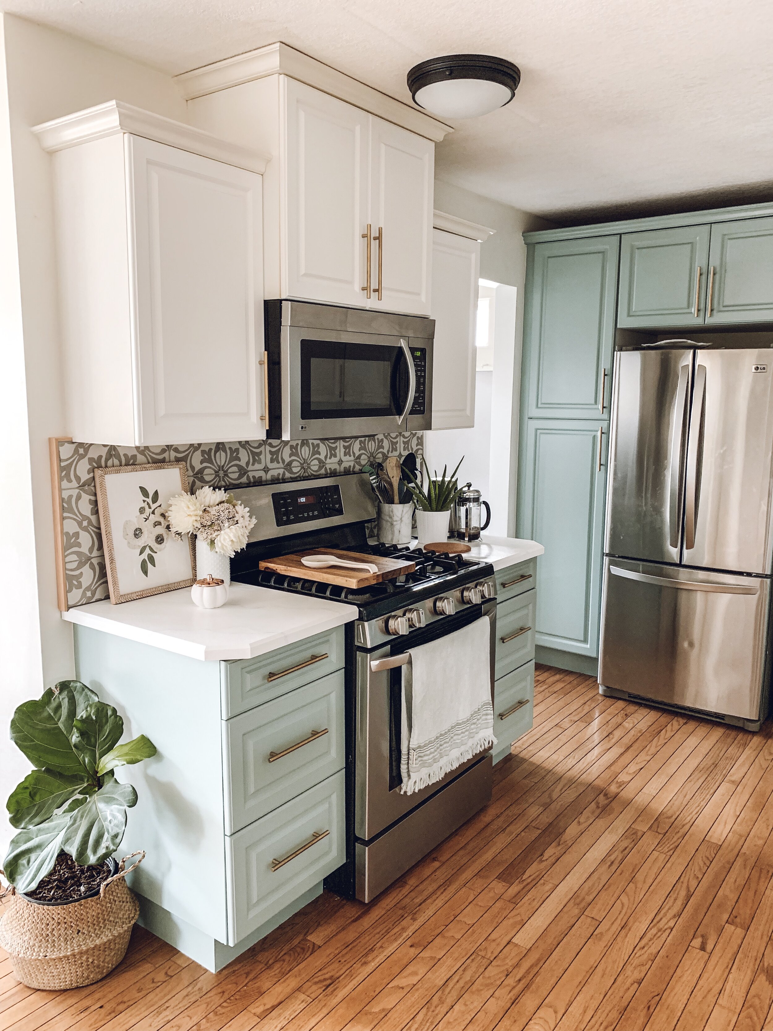 How to DIY Painted kitchen Cabinet Tutorial - The Beauty Revival