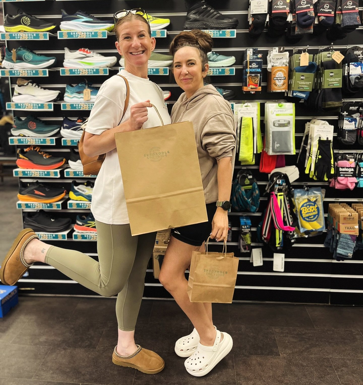 The girls 👯&zwj;♀️ @pamelasrunning  and @similou.run  popped in today to kit themselves out 🏃&zwj;♀️ 

Pamela treated herself to our latest Brooks waterproof ; ahead of some potentially wet miles tomorrow at the brew dog 20miler 😎 go smash it Pame