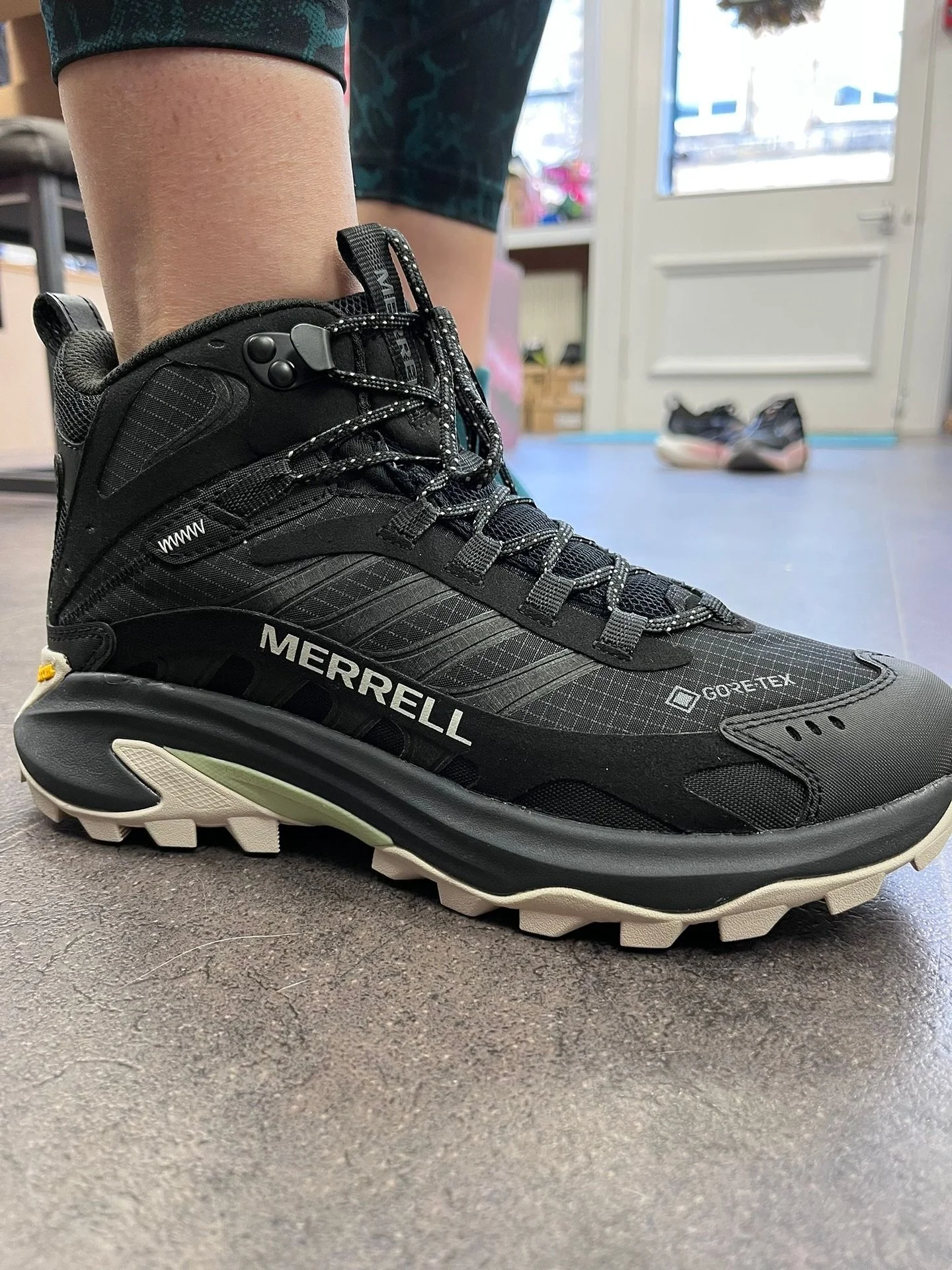1 happy staff member &bull; 2 nosey dogs &bull; 👣 

The new Merrell Moab Speed 2 Mid GORE-TEX&reg; takes everything you love about the classic Moab and turns it up a notch &mdash; more cushioning, better grip with Vibram TC5+ rubber, and all-day com