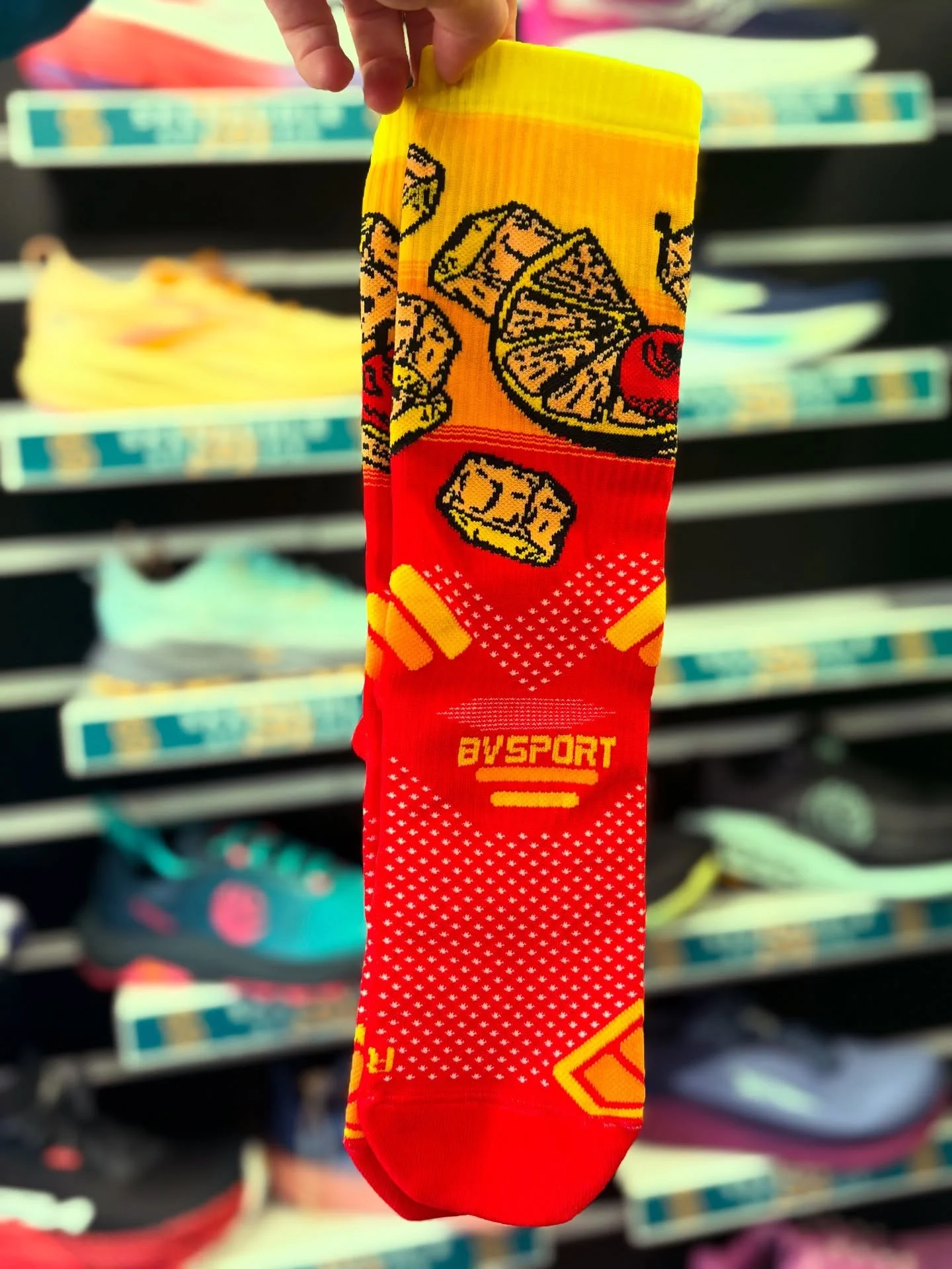 🍹What’s your tipple ? 🍸🍹We got some for your feet ! 👣 
Not just for 🌈 fun 🤩 these crazy cocktail inspired socks are also used by some of Europe’s top athletes 
breathable • supportive & most importantly STAND OUT 😍🍹
 E