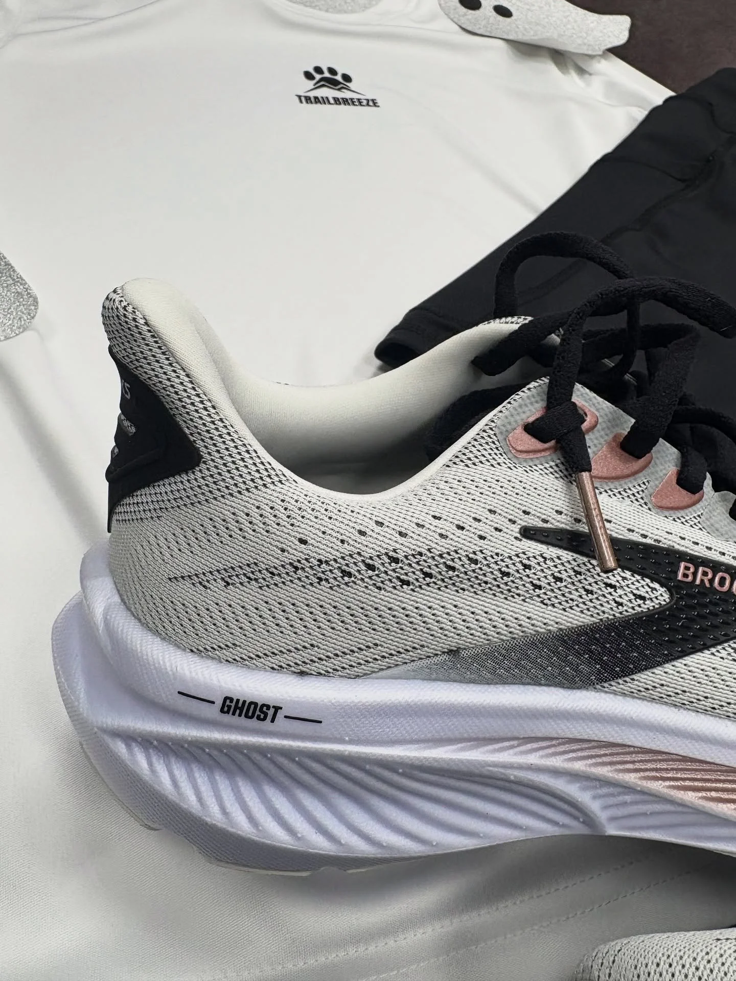 When you&rsquo;ve running at 5 but Halloween party at 6 : we have got you covered ! 

👻

The new Brooks Ghost 17!! 

Soft &amp; dynamic for all road running abilities. Specialising in running away from anything spooky on your night time runs this we