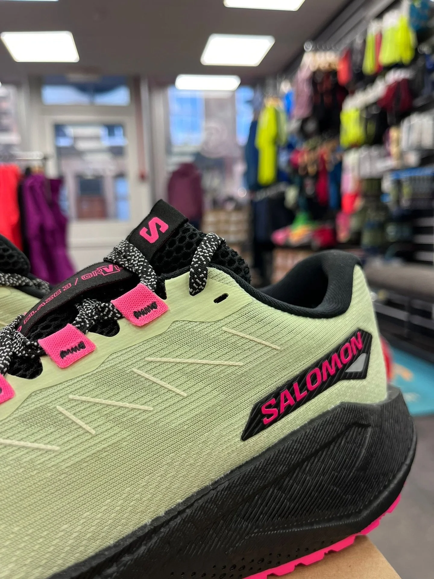 AERO BLAZE 3 GRVL GORE-TEX 🏃&zwj;♀️🌧️
A lightweight, all-terrain running shoe built for those &ldquo;let&rsquo;s just see where this path goes&rdquo; days. From road to gravel tracks (and the wee detours in between), these shoes gives you the freed