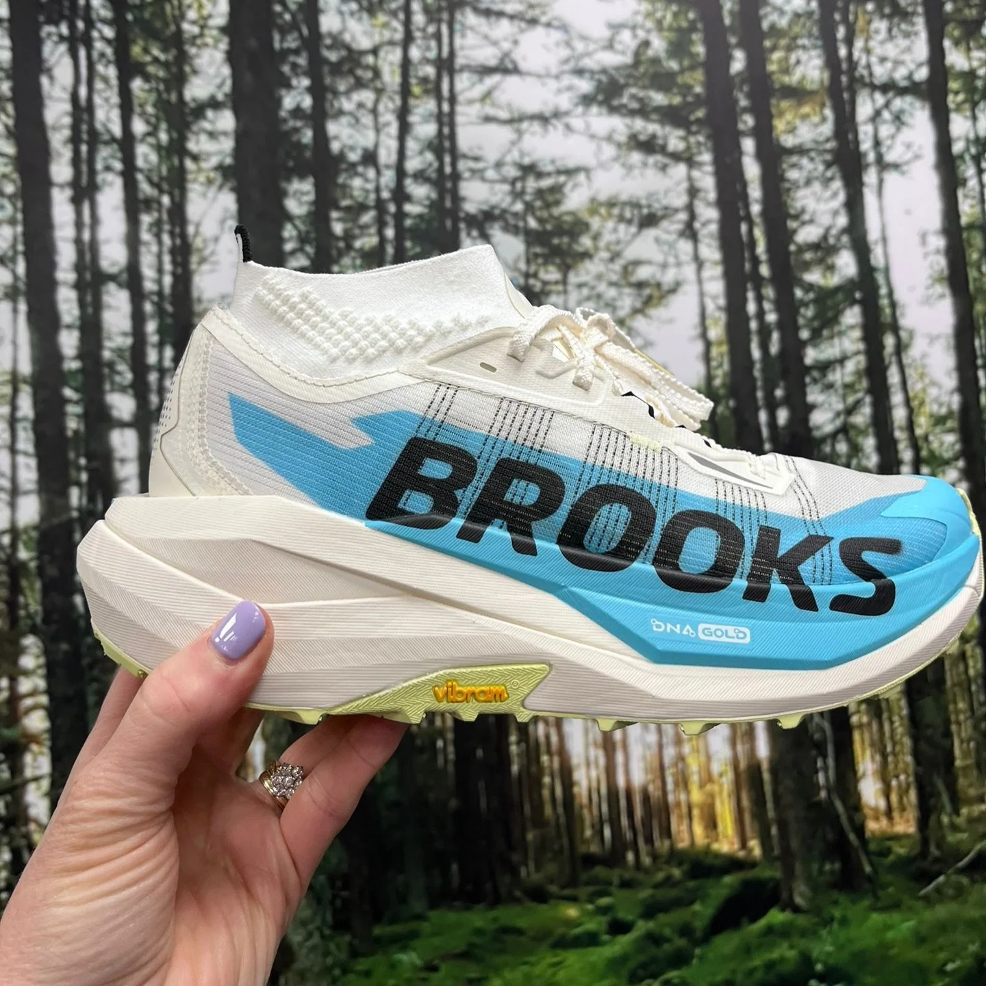 Cascadia Elite (Unisex shoe) I love it &mdash; super cushioned with a carbon plate for speedy runners on the trails 👌🏼😎

We hear it a lot these days &ldquo;is it carbon&rdquo; but do you know what a carbon plate does for you ?&hellip;
Carbon Plate