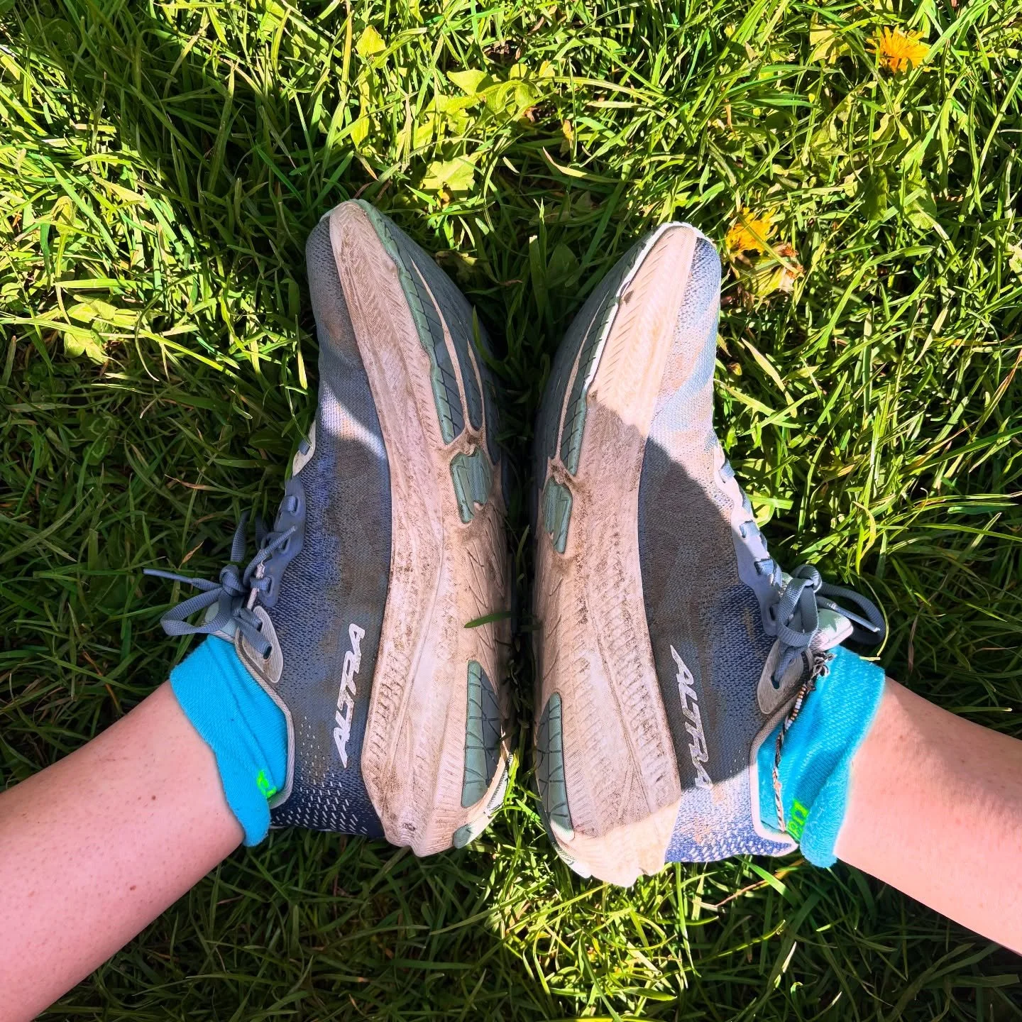 Muddying up a fresh pair for the first time&hellip; never gets easier 🥺

The Altra Experience Flow still holding strong though &mdash; looking good even after a few miles on the dirt tracks 👌

New shoe cleaner landing soon, but for now here are Sal