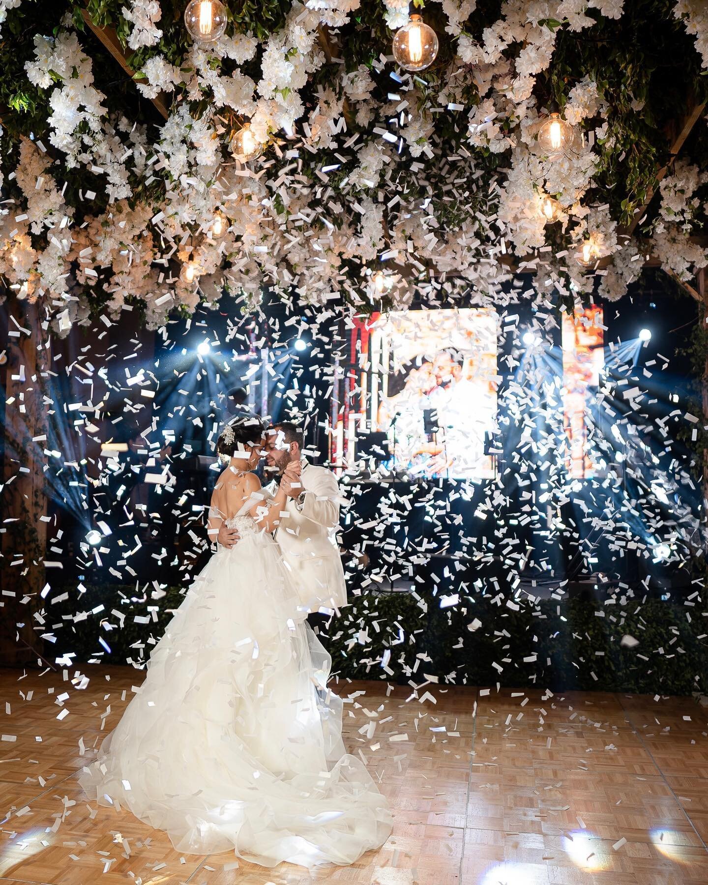 Despu&eacute;s de un descanso de las redes, no puedo imaginarme una mejor manera de volver que subiendo estos recuerdos de la boda de Natacha y Daniel. 

Demasiado bello todo, demasiada gente cool!! Sin duda alguna, mi oficio es el mejor del planeta.