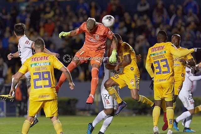 @nahuelguzman111 y una gran nahueleada! @clubtigresoficial @concacaf @captureonepro @canonmexicana @solgarfoto #estoestigres #tigres #tigresuanl #estoestigres🐯 #nahuelguzman #nahuel #paton #portero #gol #goal #sportphotography #sportphotographer