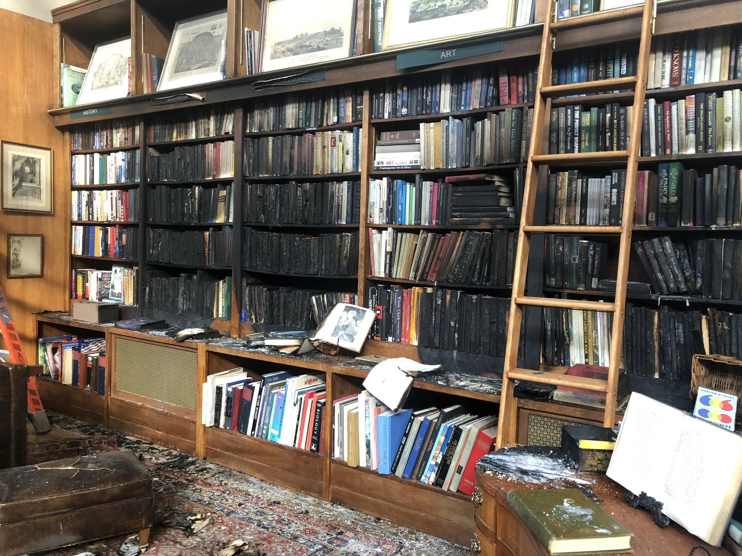 YOU Season 5 - INT Bookstore Burn Set