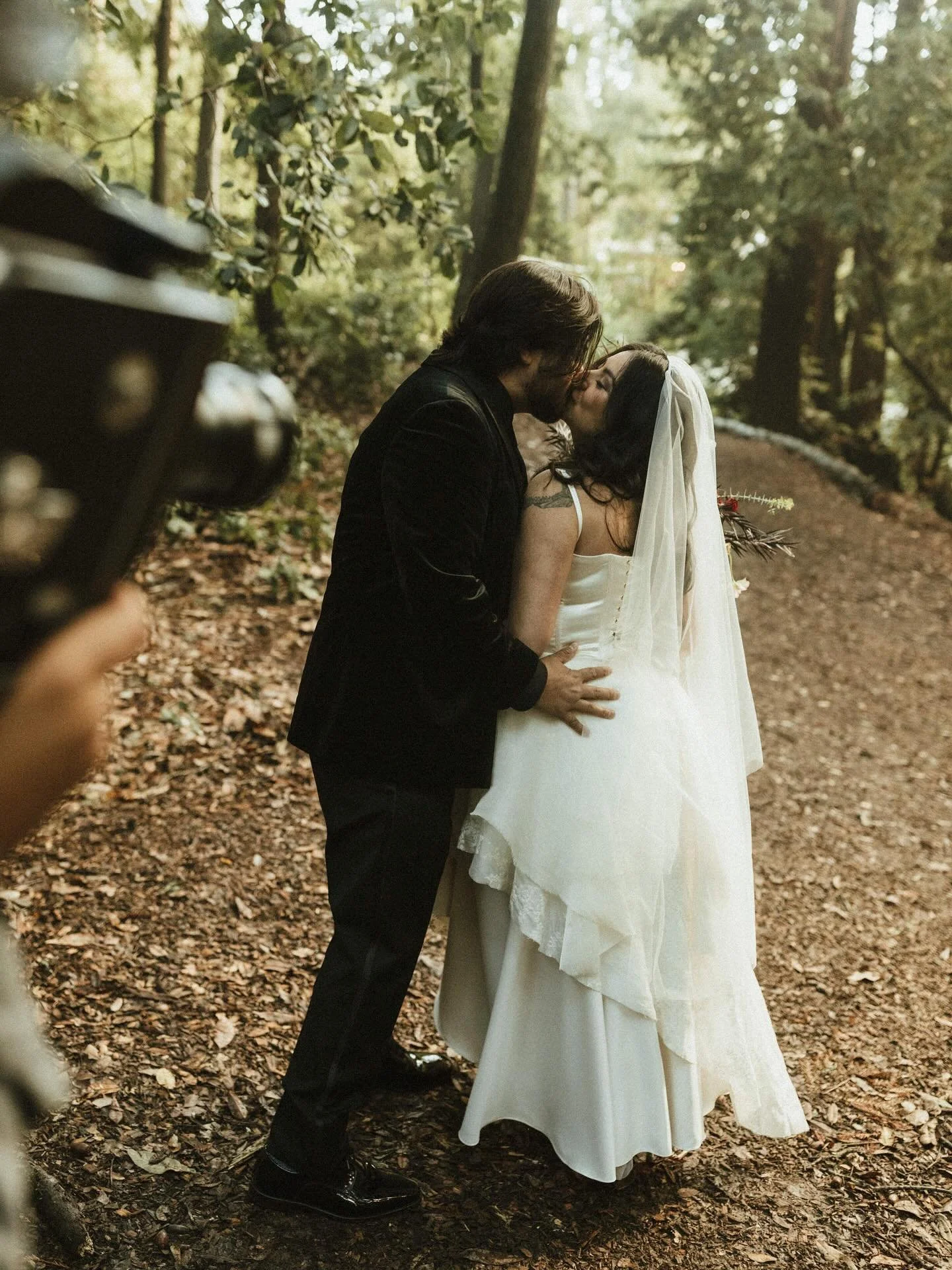 married under the trees 🧚&zwj;♀️🌲🍄
.
.
Photo: @zarzaphoto 
Video: @enrosell 
Venue: @sparrowvalleyretreat