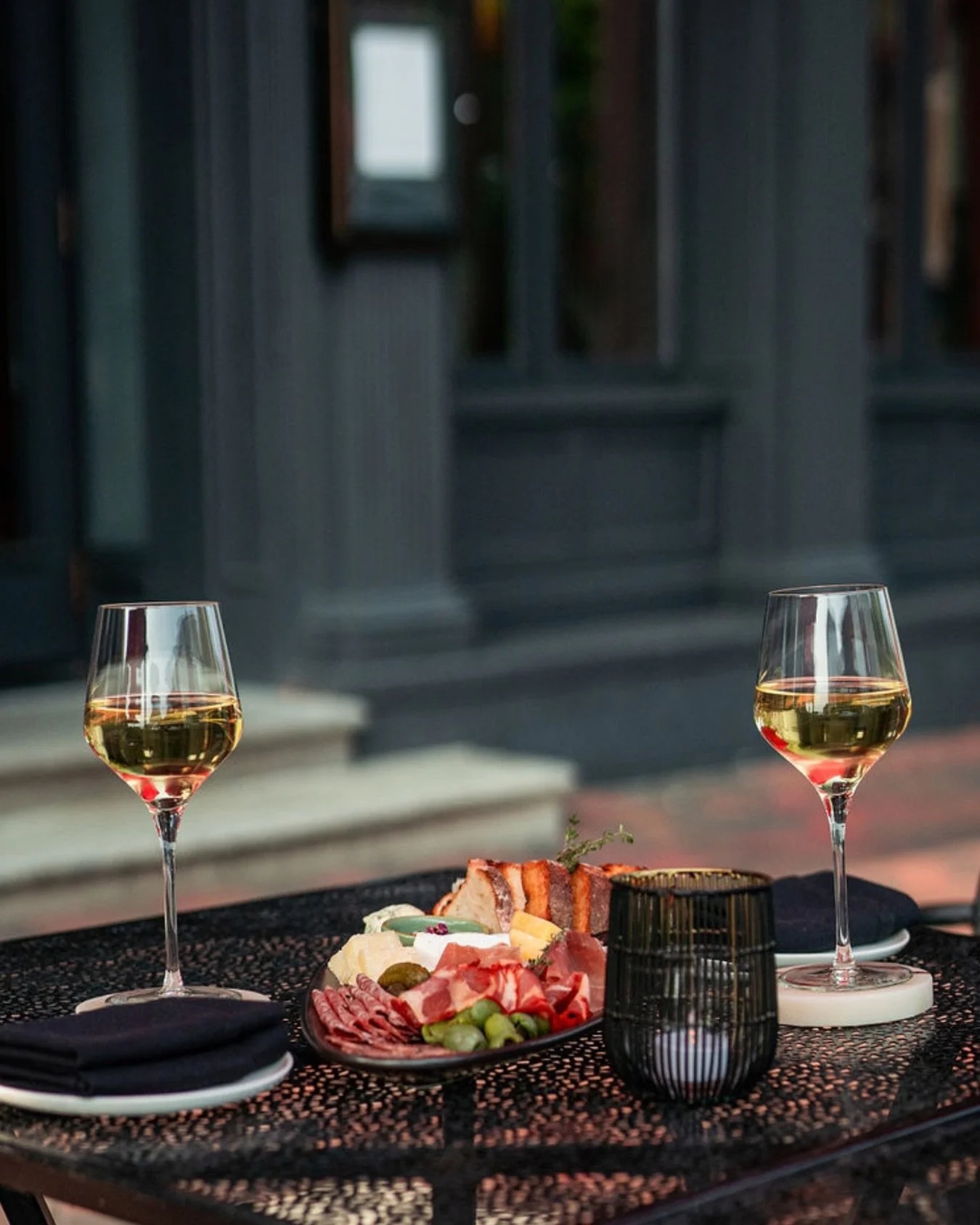 Manifesting sunny spring days perfect for sitting on our patio on M street. Who&rsquo;s coming?

#georgetowndc #alfrescodining #cocktailbar #DCspring