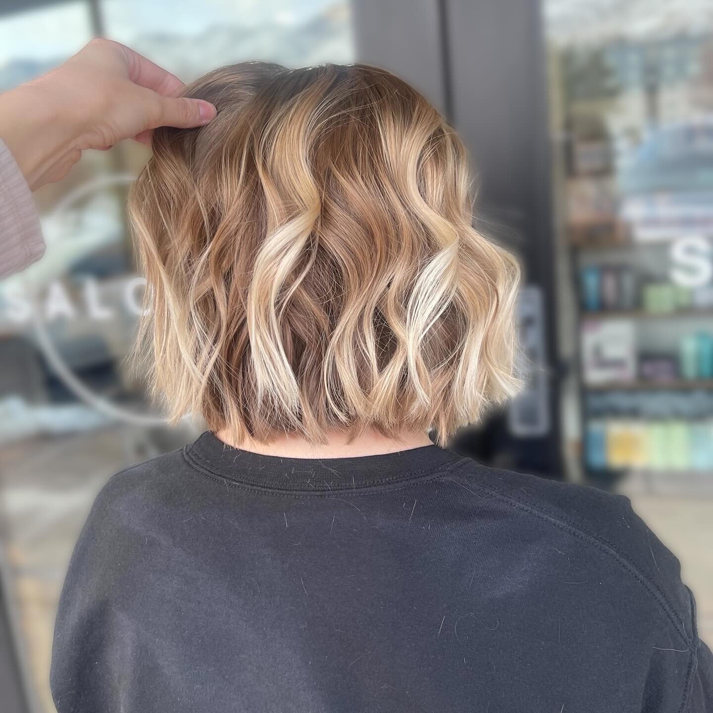 We have a few blow dry opportunities tomorrow if you want some pretty hair for Valentine&rsquo;s Day! Click the link in our profile to book ❤️

Hair by stylist @madsbeautylife