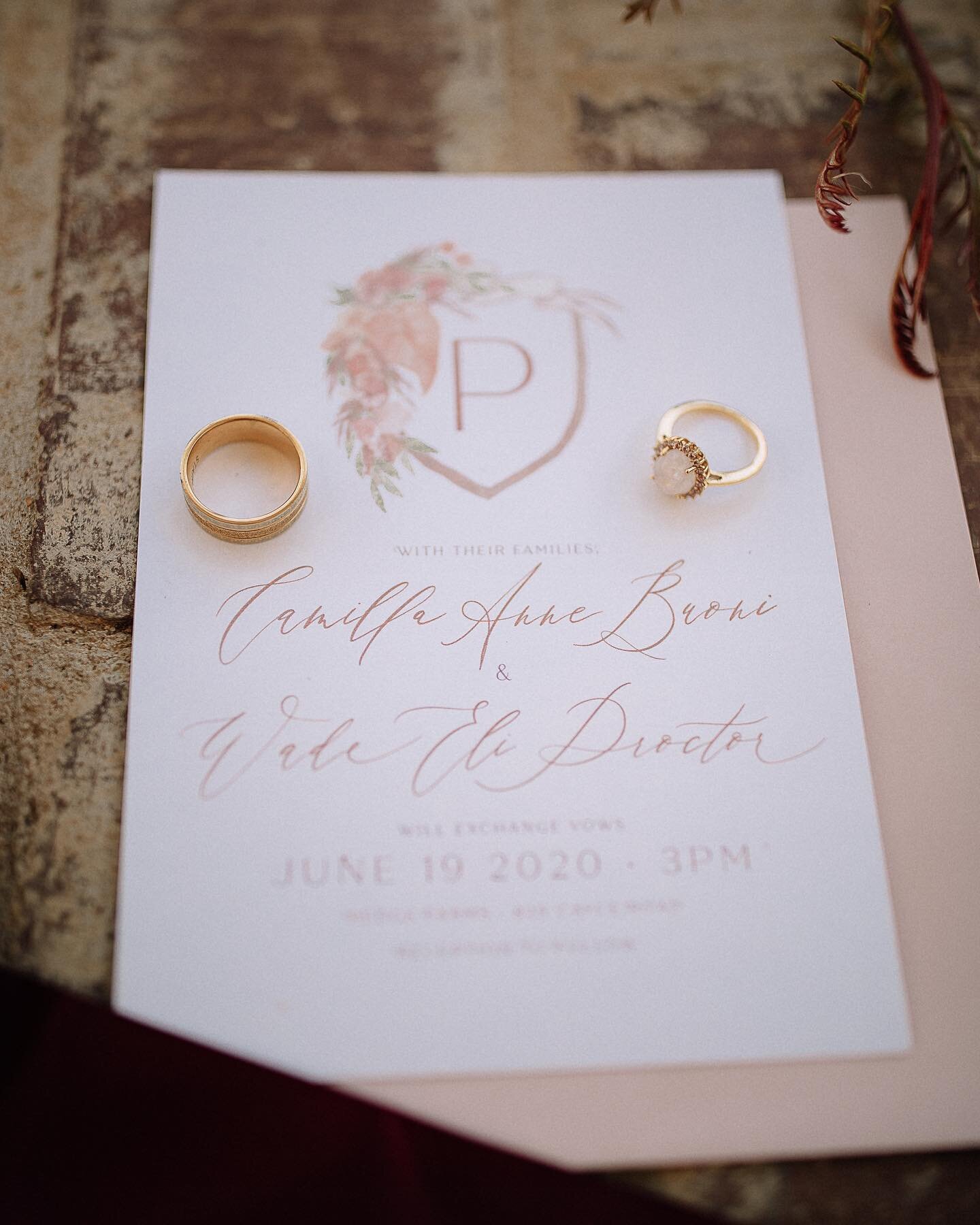 This watercolor invitation was so fun to design!! It&rsquo;s got various peach tones with a lot of greenery ❤️ and a big @hedgefarmevents illustration in the envelope liner!
📷 @ashleamarie_photography_video
&bull;
Photography/Videography :&nbsp;@the