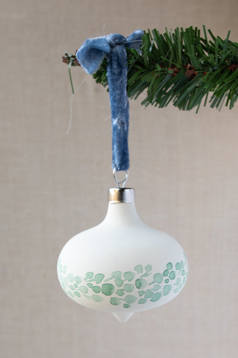 Ready to Paint DIY Porcelain Ceramic Heart Shape Ornaments with Hanger for  Christmas Tree and Holiday Decoration