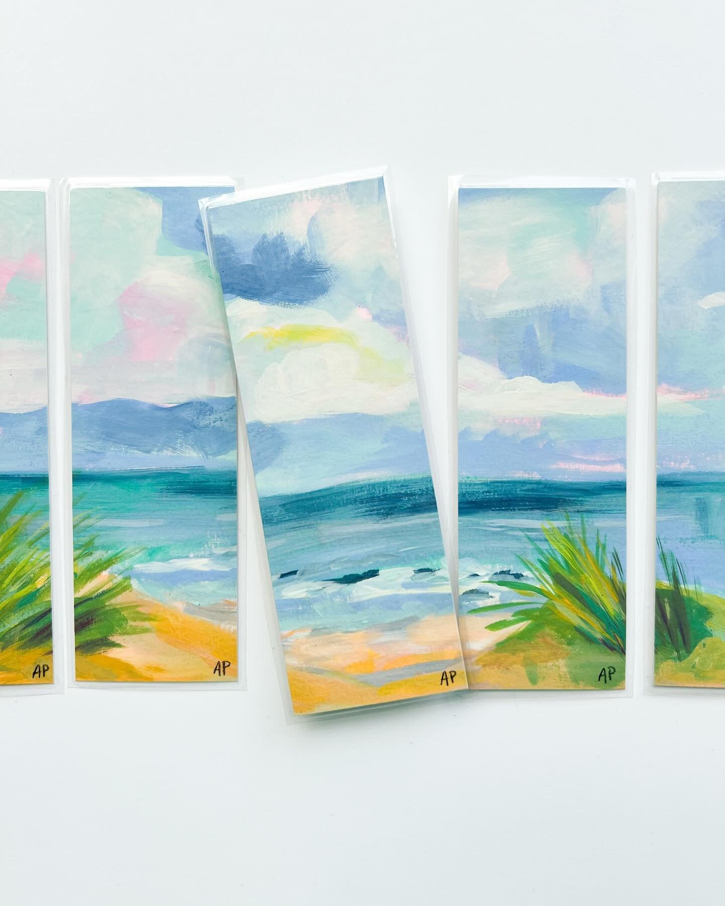 Beachy bookmarks are now in the shop! 🫶 go grab one for your summer vacay reads ☀️🏖️ The shipping is included and each bookmark is cut from an original painting, so it is like having an original piece of art every time you save a place in your favo