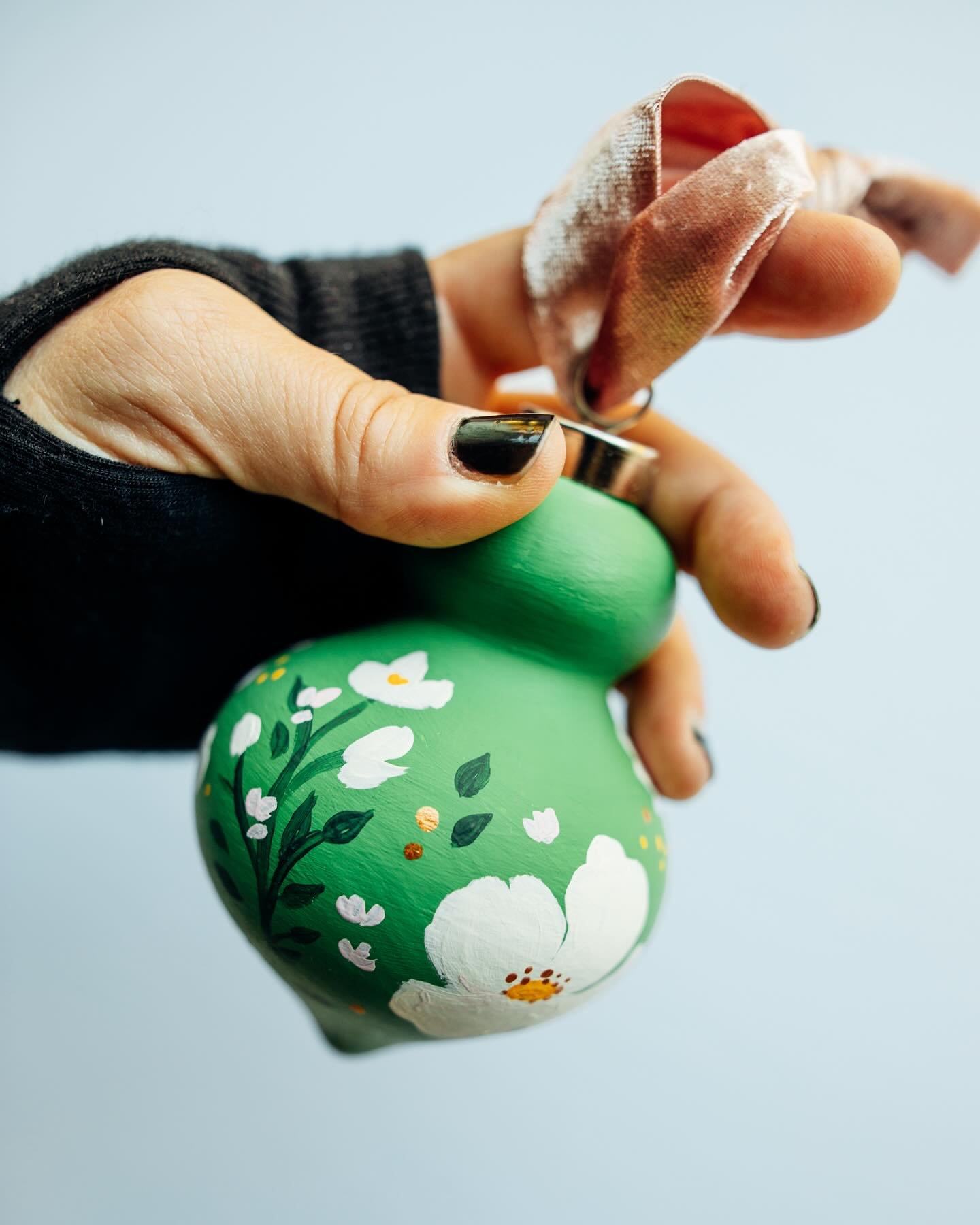 It&rsquo;s giving Elphie 💚🖤💚 Happy Halloween!
&bull;
#ellywisestudios #paintedornaments  #handmade #shopsmall #ornaments #christmasornaments