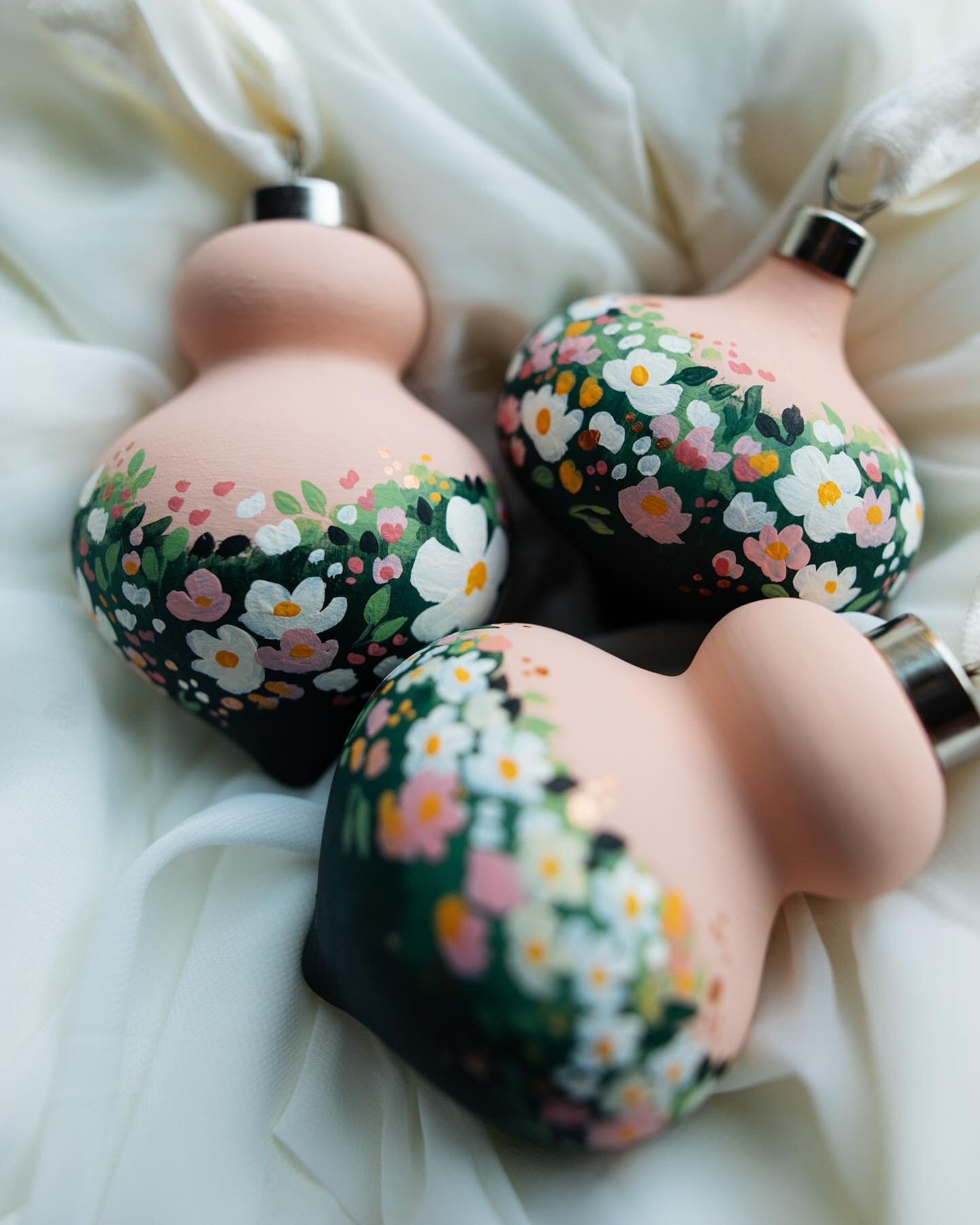 ✨✨✨
&bull;
#ellywisestudios #paintedornaments  #handmade #shopsmall #ornaments #christmasornaments