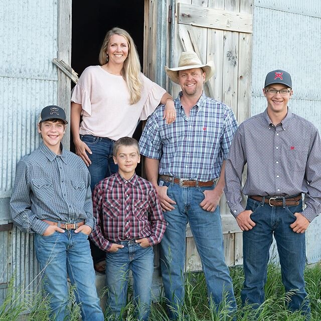 I realized I haven&rsquo;t introduced us on Insta yet. And since my mother in law took a new family pic for us last night, I thought I&rsquo;d share it with you. So... here we are 😁
Jed &amp; Melissa and the boys are Lane, Beau &amp; Garrett

#dakot