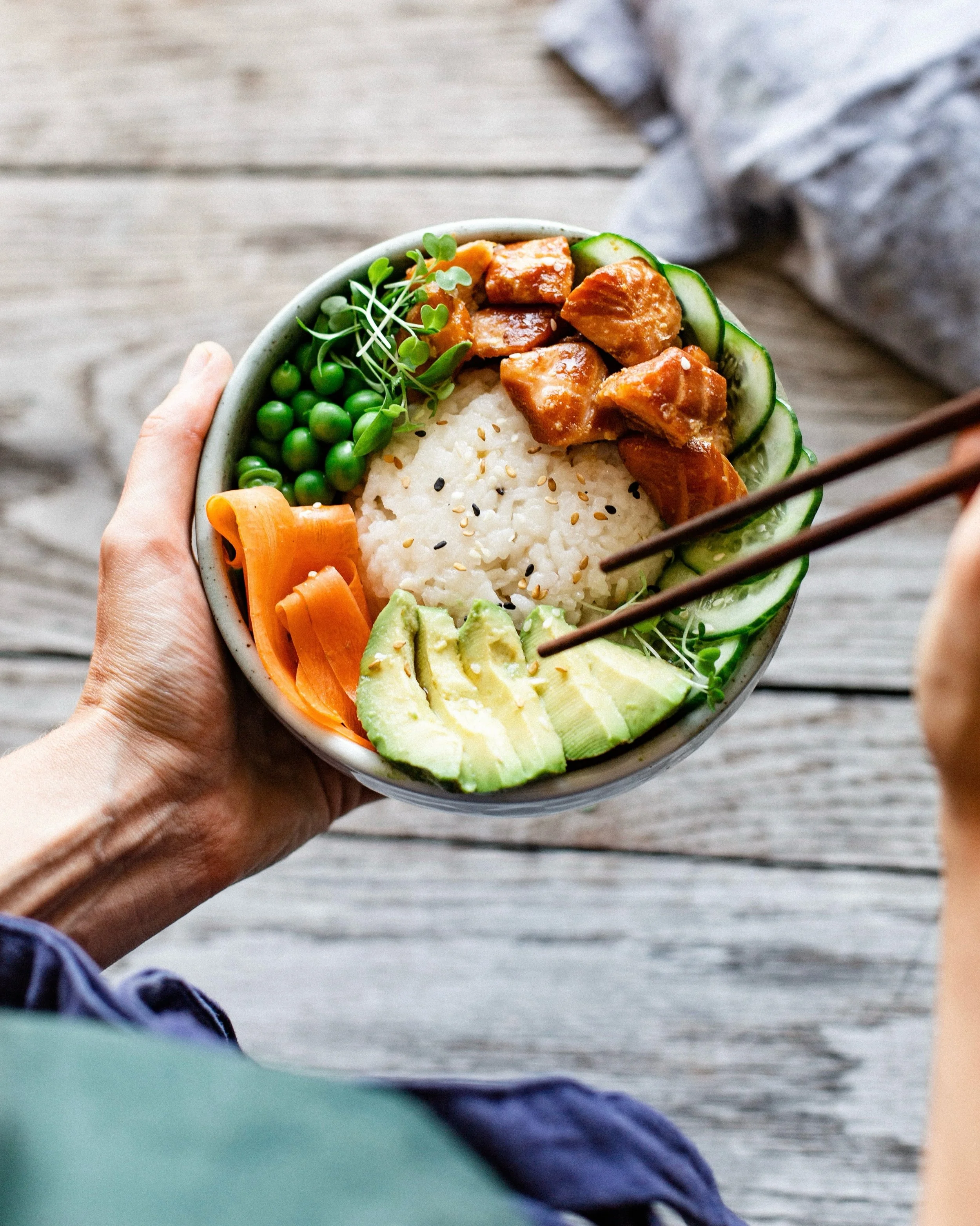 P&eacute;pites vs pav&eacute; 👀 Si vous deviez choisir : poke aux p&eacute;pites de saumon ou poke au saumon fum&eacute; &agrave; chaud?
/
Salmon Bites vs. Salmon Fillet 👀 If you had to choose: a poke bowl with salmon bites or one with hot-smoked s