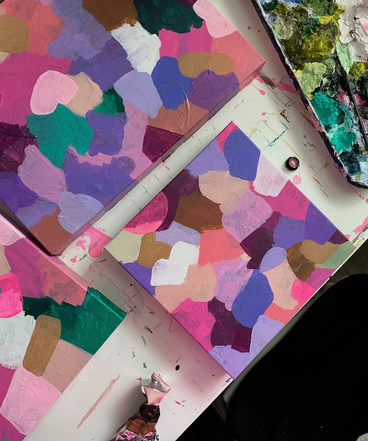 New beginning layers that are the exact opposite of the blustery, rainy fall day outside my window. ✨🍂