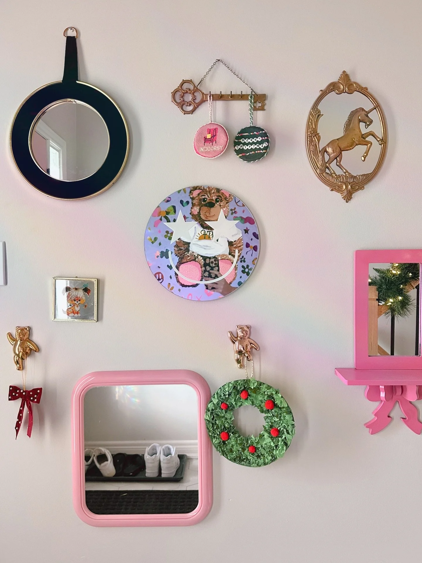 A moment for the front hall mirror collection and glimpses of Christmas. Featuring an obvious love for white sneakers and many items given new life from amazing vintage shops ✨✨