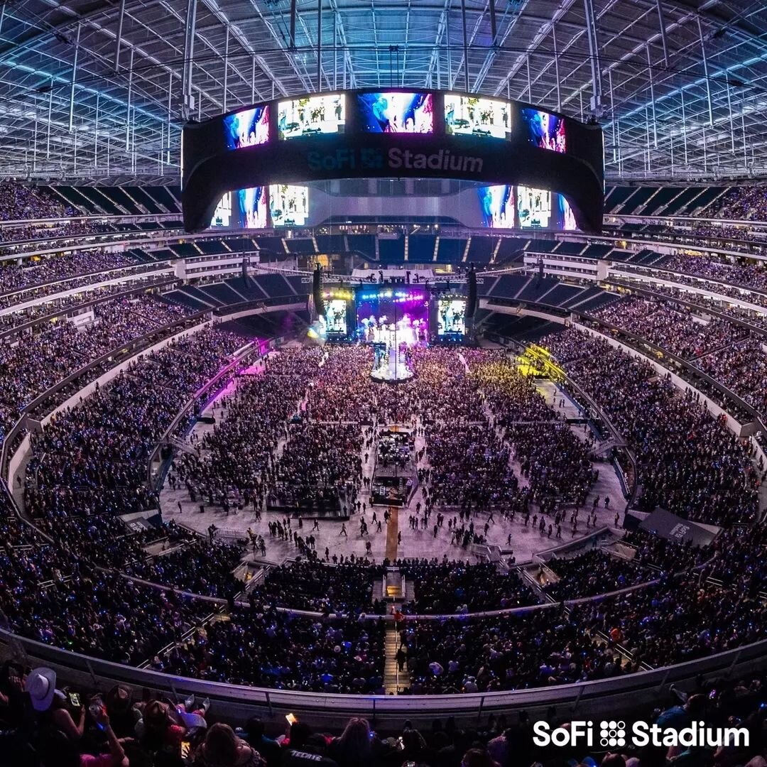 05.28.2022 | Grupo Firme | Sofi Stadium, Inglewood, California

📸: @sofistadium
.
.
.
#roofstructure #staging #eventstaging #tour #stagingcompany #stage #lifeontheroad #engineers #wemakeevents #concert #production #stadiumshow #g2structures #liveeve