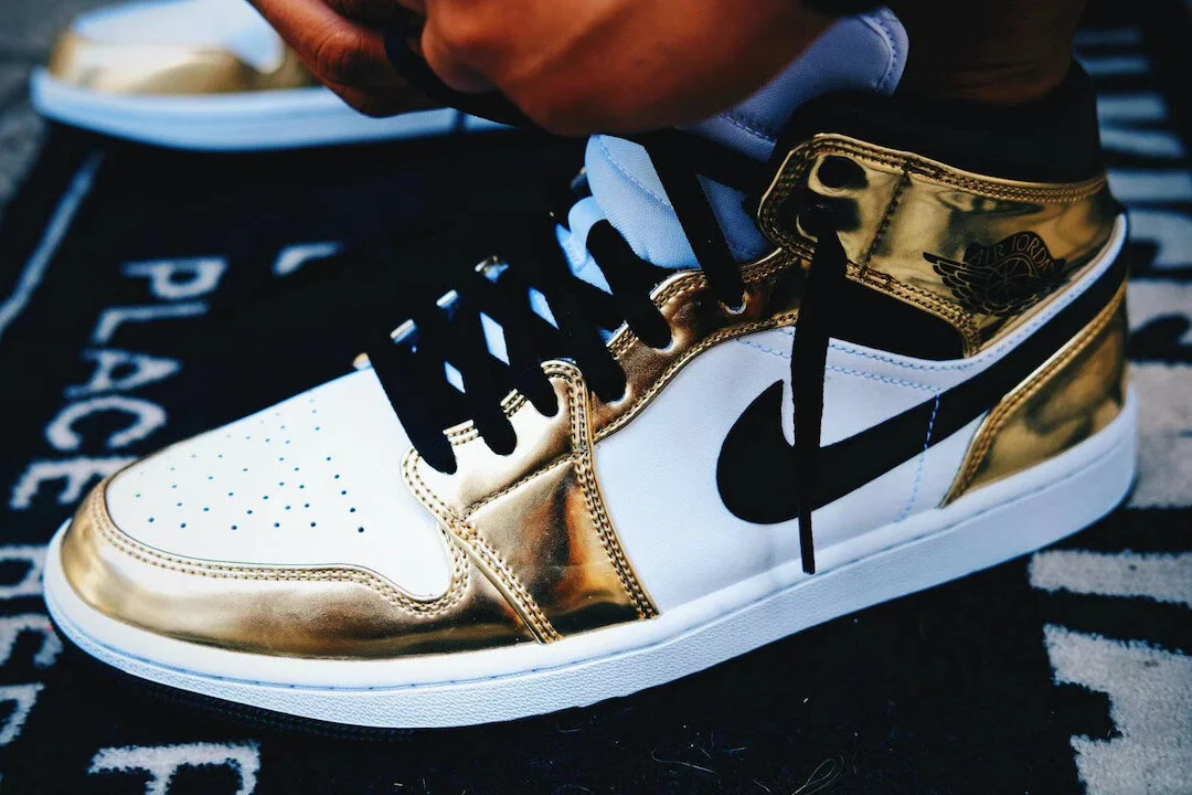 Air-Jordan-1-Mid-White-Metallic-Gold-DC1419-700-Release-Date-4.jpeg