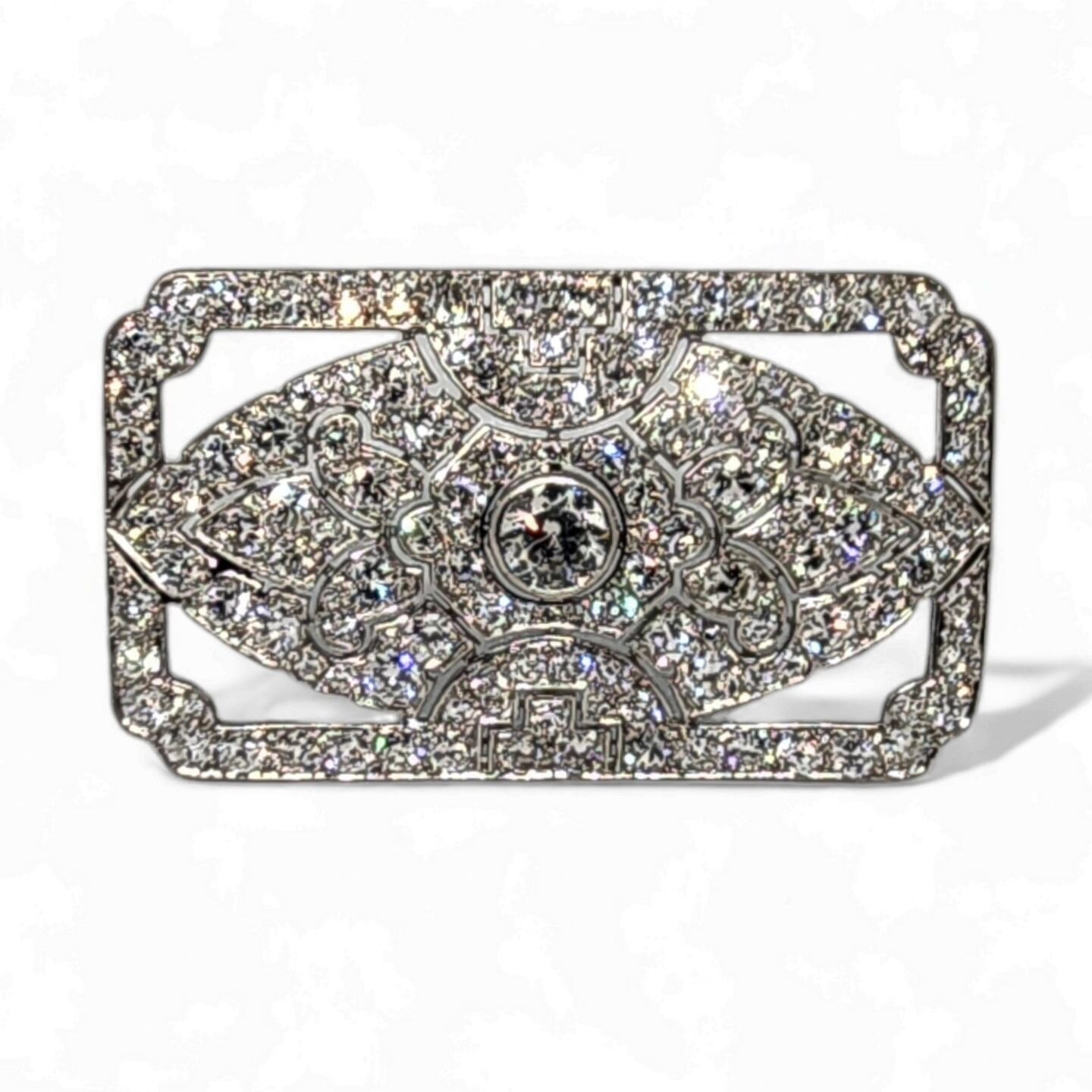 A wonderful example of early art deco jewelry, this platinum and diamond rectangular plaque brooch by Mauboussin.
France, 1920's.

#ai_sold
#artsinternational
#artdecojewels
#artdeco
#signedjewelry
#mauboussin
#frenchjewelry
#antiquejewellery
#antiqu