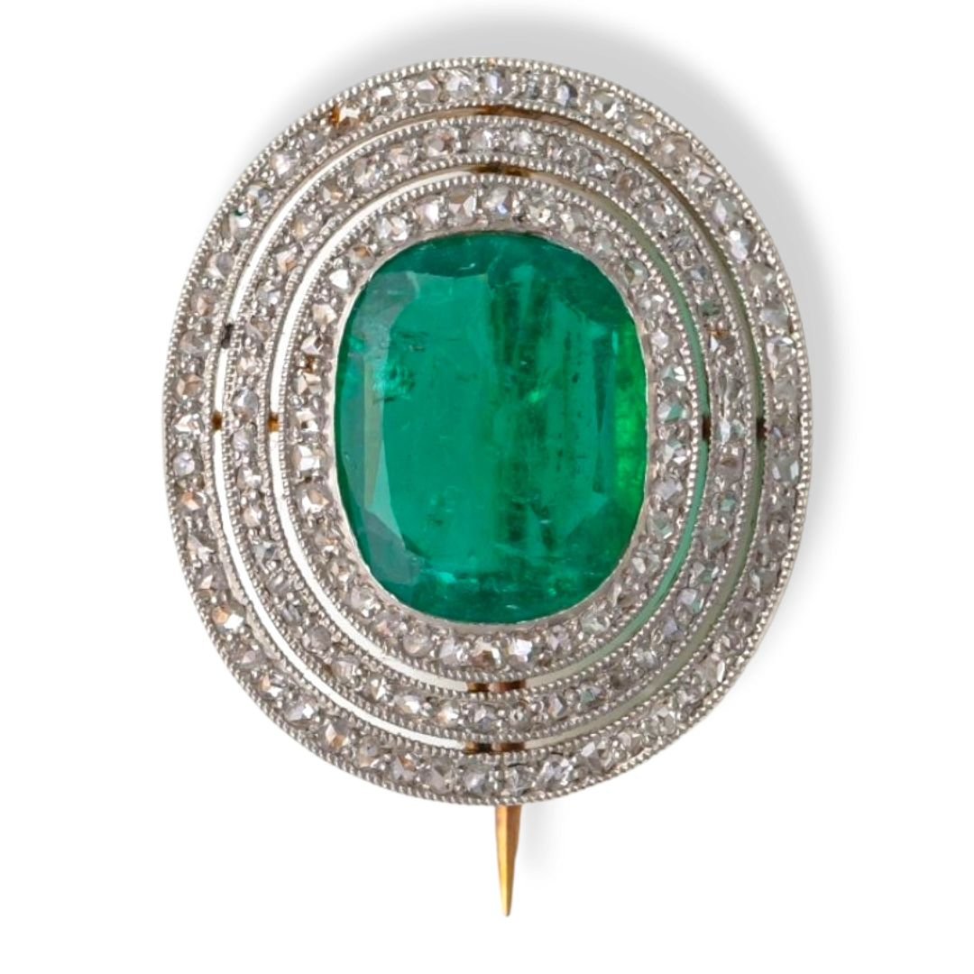 We made a modern ring out of this art deco Colombian emerald and diamond brooch.
We love the result, and hope you do too. More details in our online shop, link in bio.

#artsinternational
#artdecojewels
#emeraldring
#Colombianemerald
#transformation
