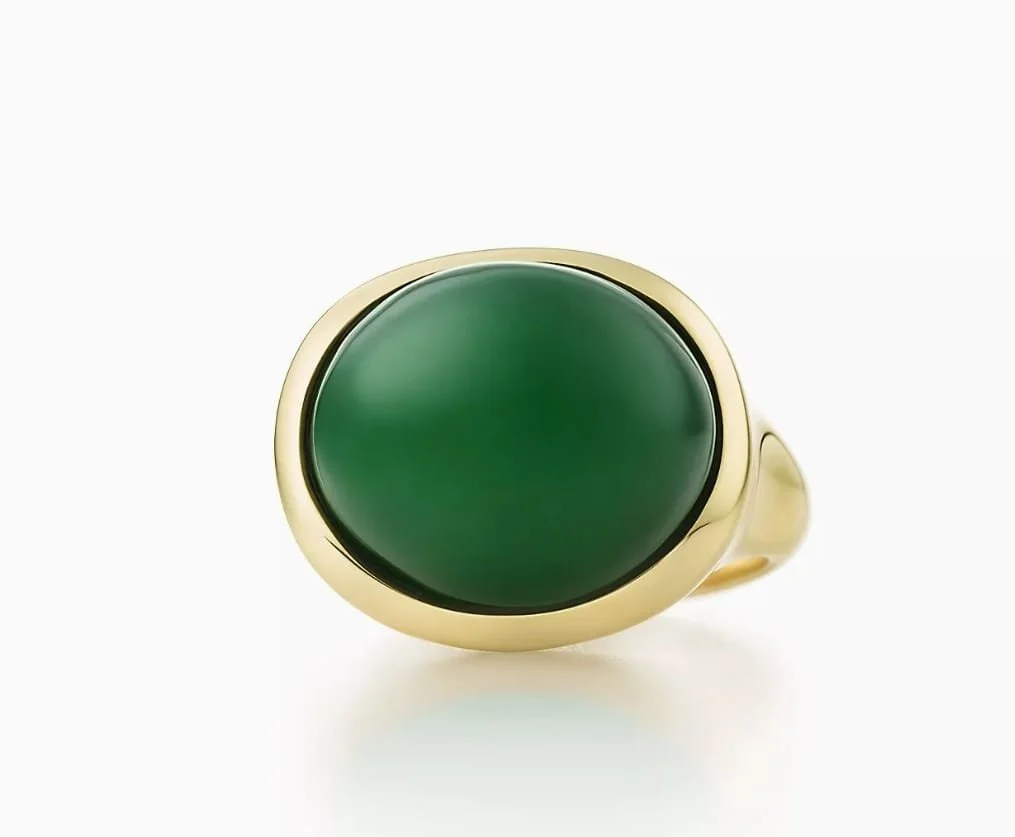 Tiffany & Co gold "Cabochon" jade ring by Elsa Peretti
Green cabochon jade set in a fluid 18kt yellow gold ring designed by Elsa Peretti for Tiffany & Co. Signed Tiffany & Co Elsa Peretti 750 Hong Kong. Size USA 5.25. 16mm wide