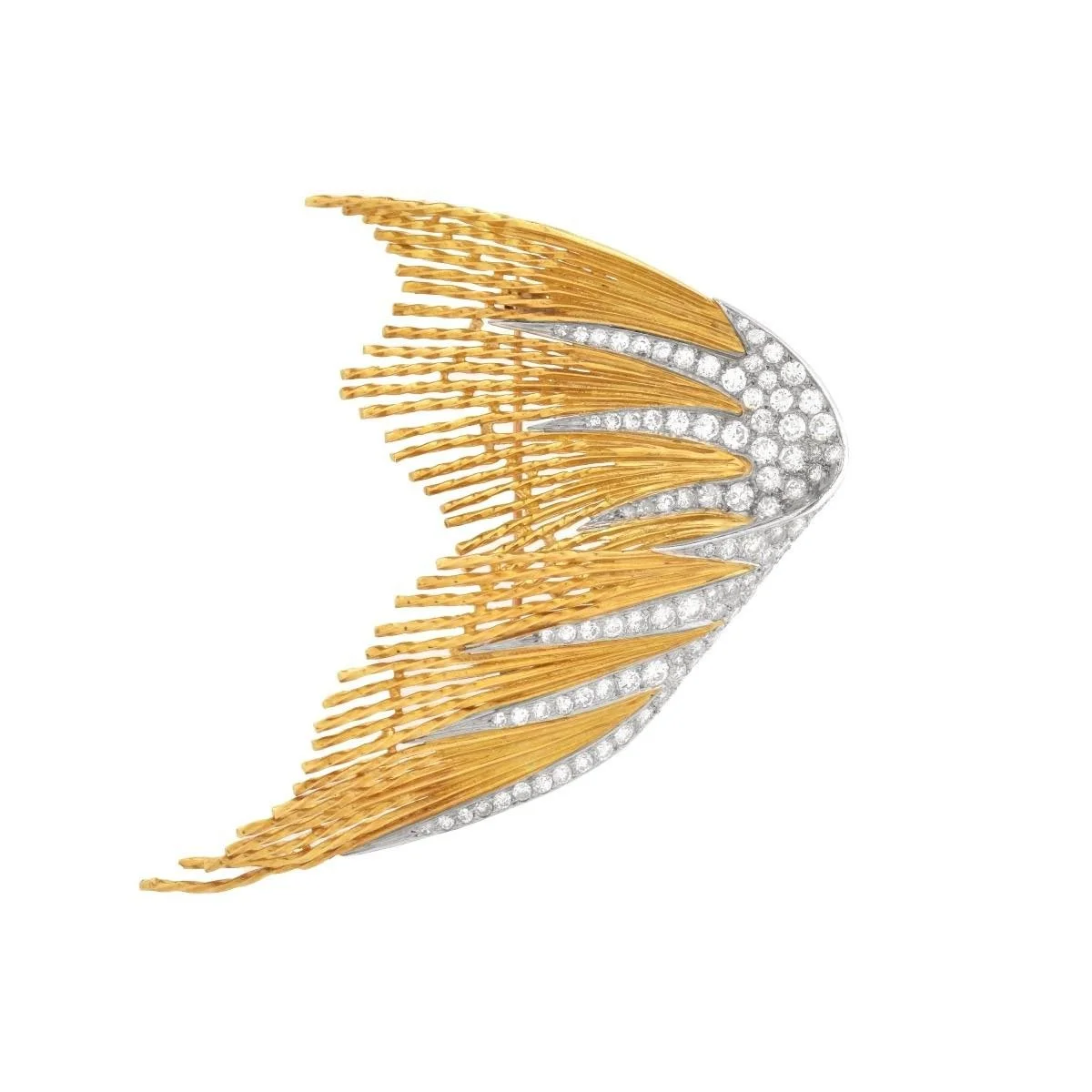 MID CENTURY PLATINUM, GOLD & DIAMOND WAVE BROOCH. Stylized wave set with 4.6 cts of round brilliant cut diamonds (EF/VS) in platinum with textured 18kt gold ends. 6.3X5.4 CM