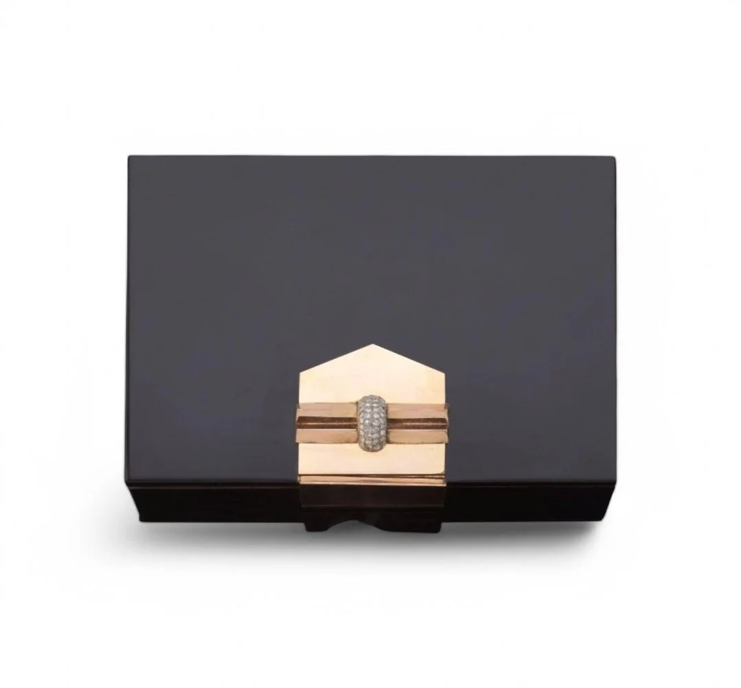 VAN CLEEF & ARPELS MINAUDIERE WITH GOLD AND DIAMOND CLASP 1950's minaudiere in metal and black lacquer finished with an 18kt gold clasp set with round brilliant cut diamonds. Signed, numbered, with original portable satin case 12x15 cm 