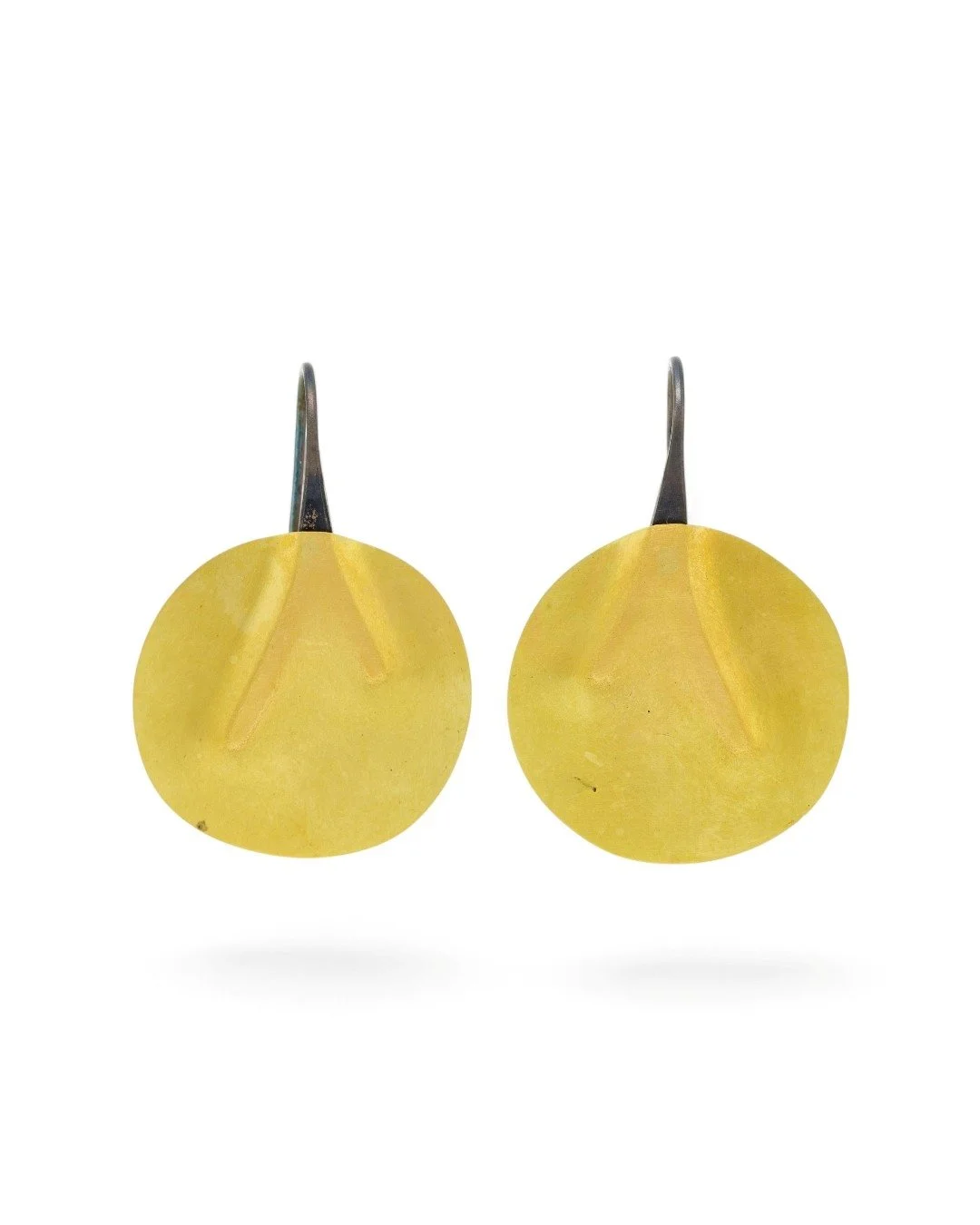SCHAEFER GOLD & STEEL DISK DROP EARRINGS pair of earrings composed of brushed 18k gold discs embossed on blackened steel stems, 4.5 cm length. Signed. Makers' marks. Fabrice Schaefer, Swiss.