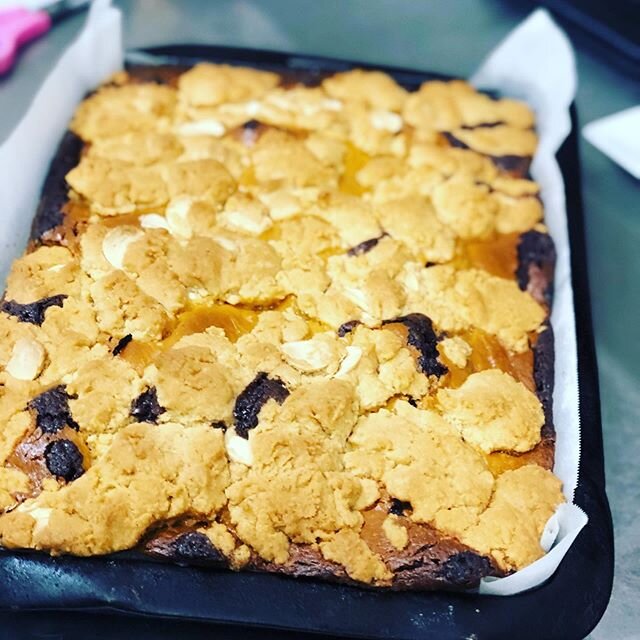 In the cabinet today we have
-caramel cookie dough brownie 
Come on in and give it a go 
#supportsmallbusiness #ambrosiacafe #getinquick