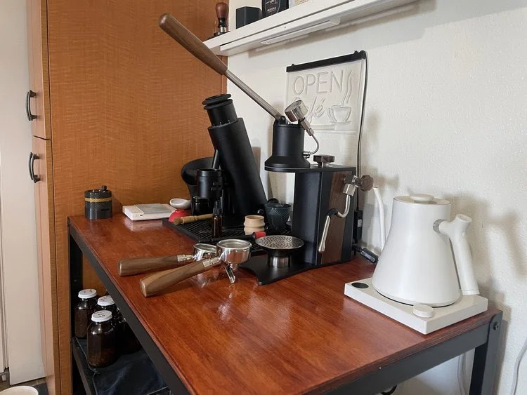  Black and walnut Argos paired with a Lagom P64 