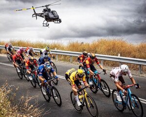 Amazing shot on Stage 1 of the mens @tourdownunder for @_gravitymedia @7sportau with @specialist_helicopters #cycling  #uci #aerial #aerialfilming #heli #helicopter #gyrostabilizedsystems 📸@beardmcbeardy