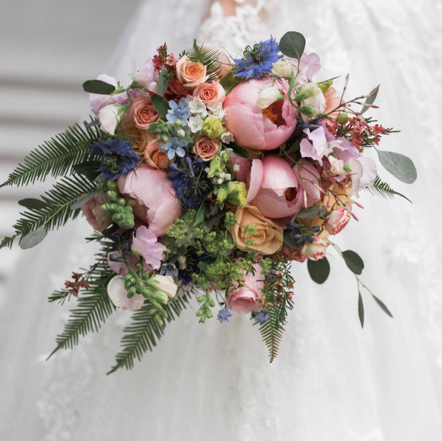 Today&rsquo;s FD bouquet of the day is this early summer beauty, I&rsquo;ve included Etched Salmon Peonies,  Roses, Love in the Mist, Oxypetalum, Allium, Sweet Peas, Chasmanthium Latifolia, Forget me Nots, Ferns, Antirhinnums, Waxflower and Eucalyptu