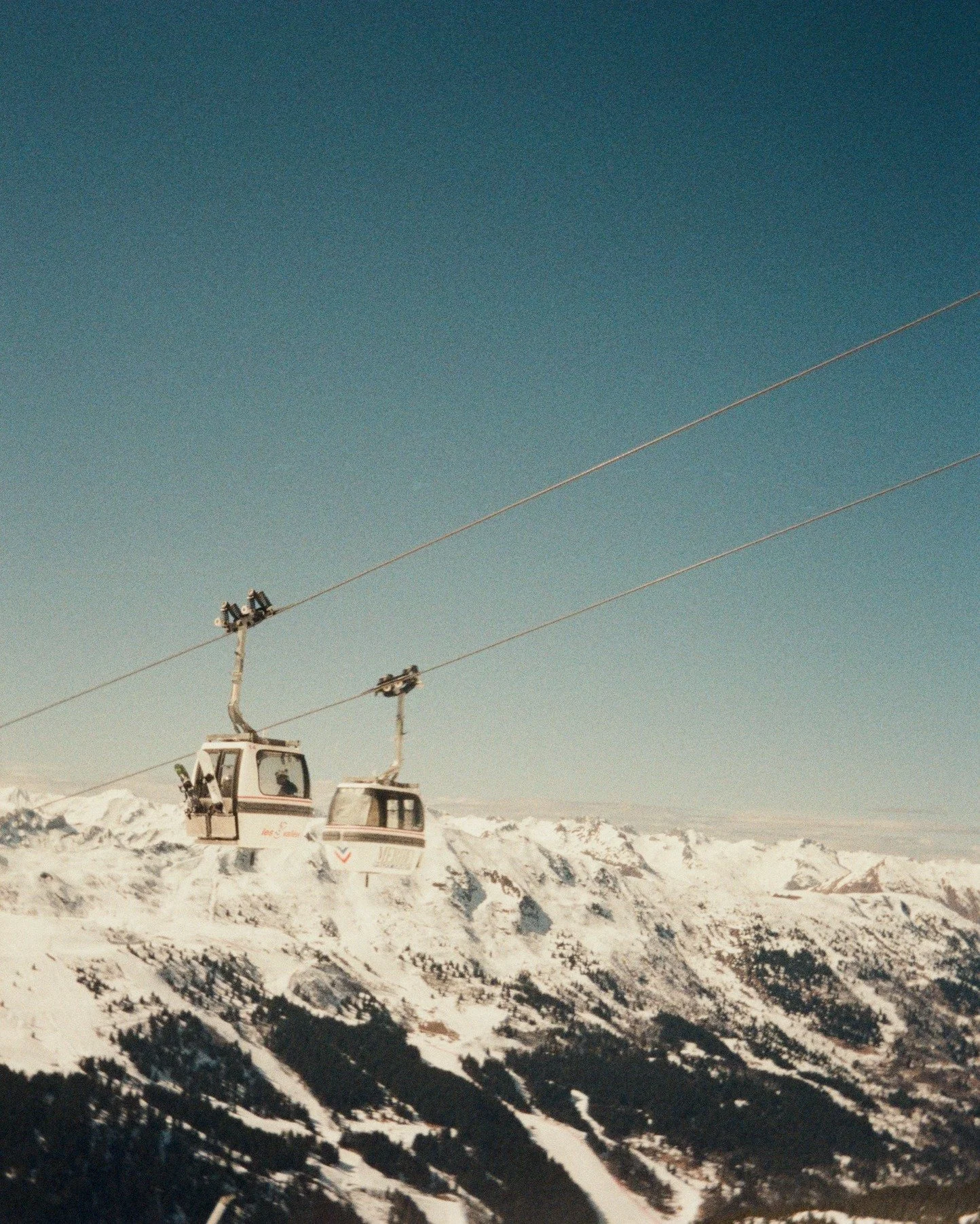 A slight chill in the air means the dreams of snow are beginning ⛷️❄️

@meribel3vallees 
@rapideye.darkroom 
@kodak_shootfilm 
@les3vallees_officiel 
@blackcrows_skis