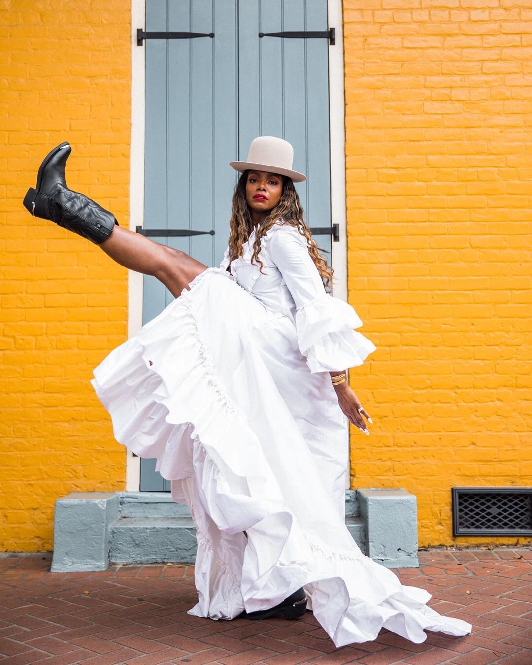  Can we kick it? Yes, we can! It’s hump day and we’re kicking through this week’s goals like…  @taibeau #LensOfCulture   