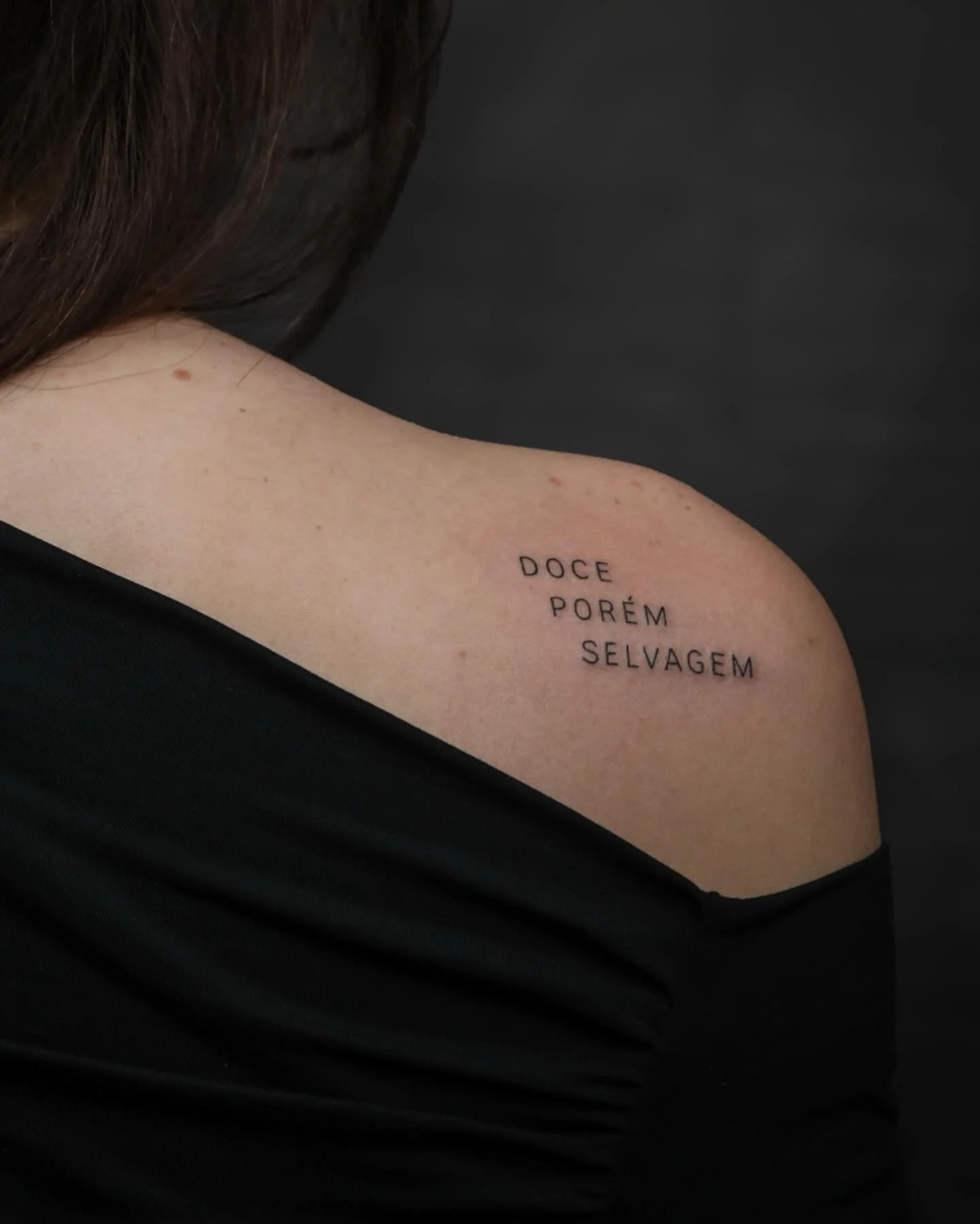 ◾️At Five Moths, we specialize in fine line work, a technique that may seem simple but hides a precision that allows no mistakes. Every movement defines the balance between what remains and what fades, and we work from this essence, where subtlety an