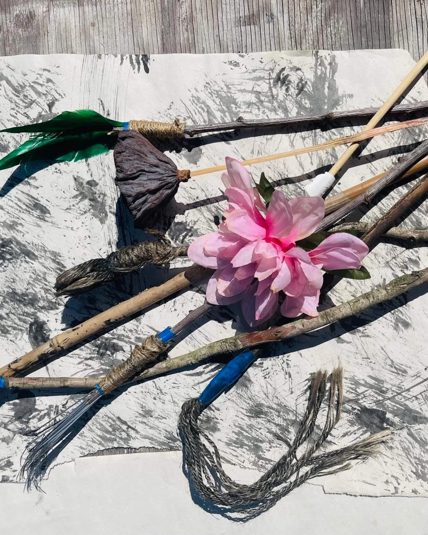 Making paintbrushes and all kinds of marks like a pro .. lol &hellip; at least I&rsquo;m splashing some paint around .. we will see what happens .. I love the unpredictability of this process and the unexpected surprises.. leading my brain along like