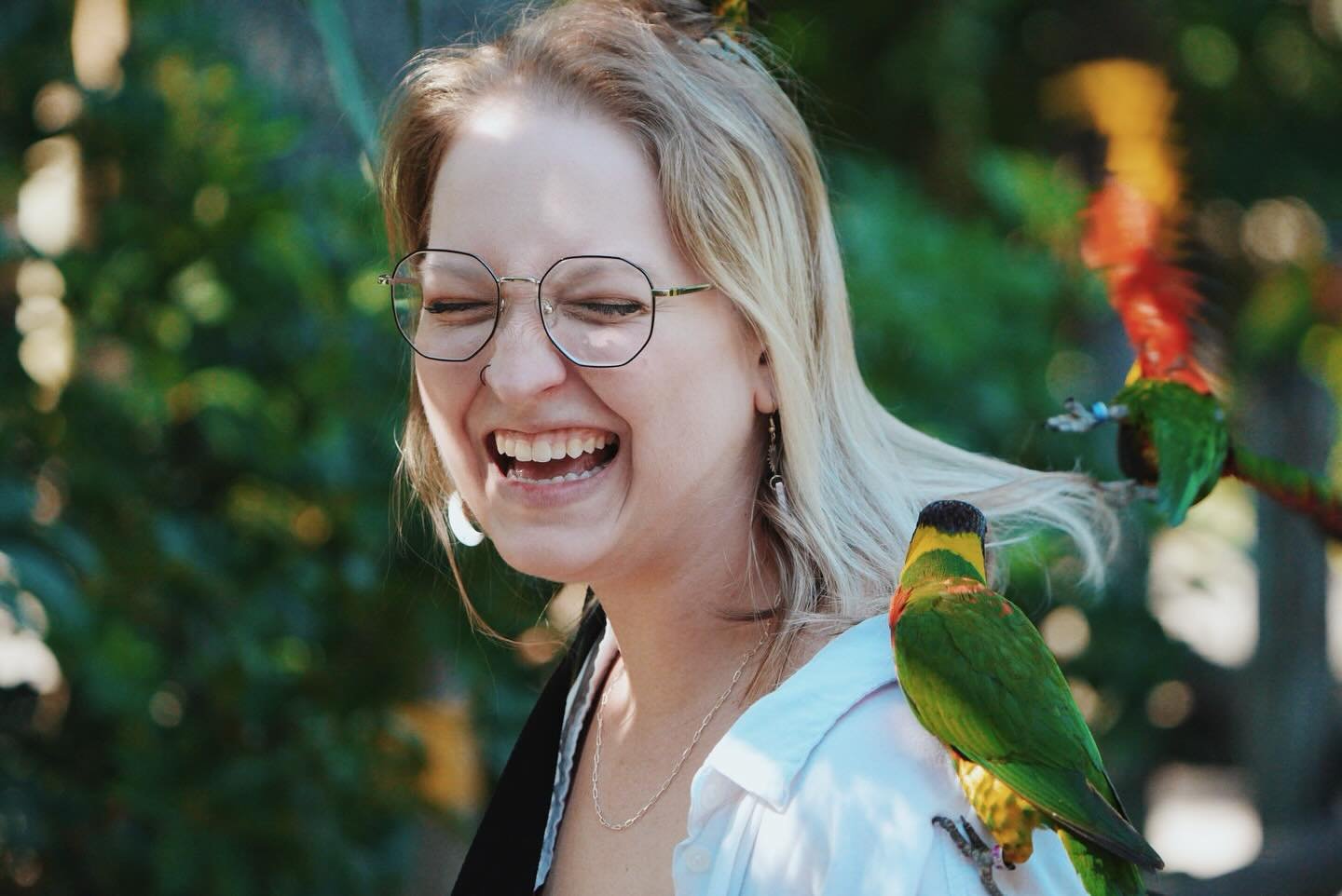 Pop over to @gonatureco to follow me on trips to the wildlife refuges, zoos, aquariums, beaches, and riverbanks 🩵 here I am being shocked by the lorikeets swarming my head and screaming in my ear immediately. Always a memory in the bird house. 😂 bu