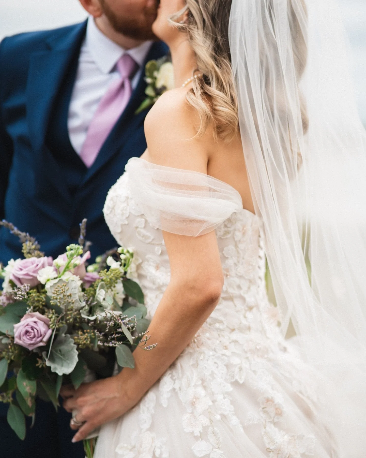 Swooning over these off the shoulder sleeves and bouquet! 😍